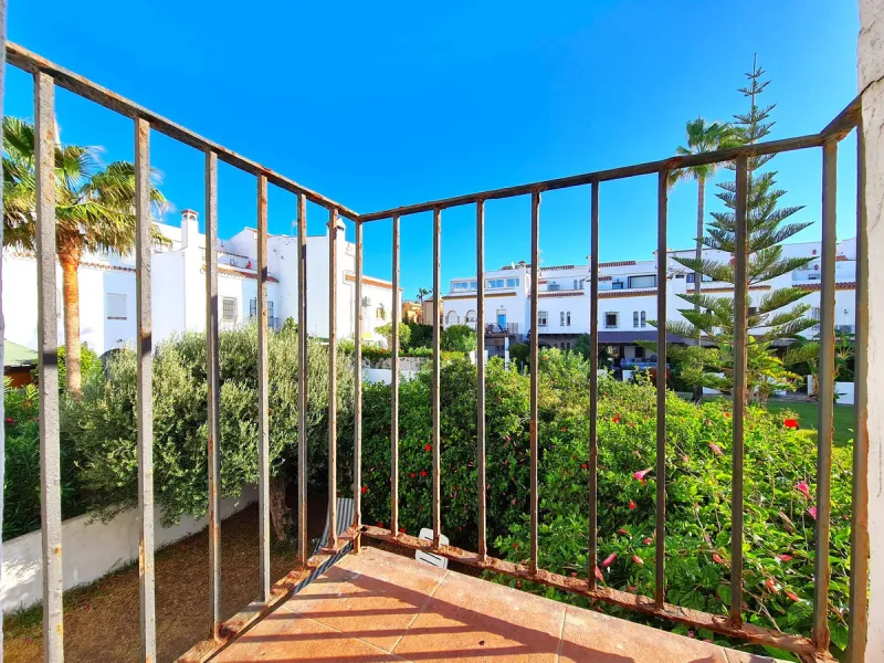 MAGNIFICENT 3-BEDROOM SEMI-DETACHED HOUSE WITH LARGE GARDEN 30 METERS FROM THE BEACH