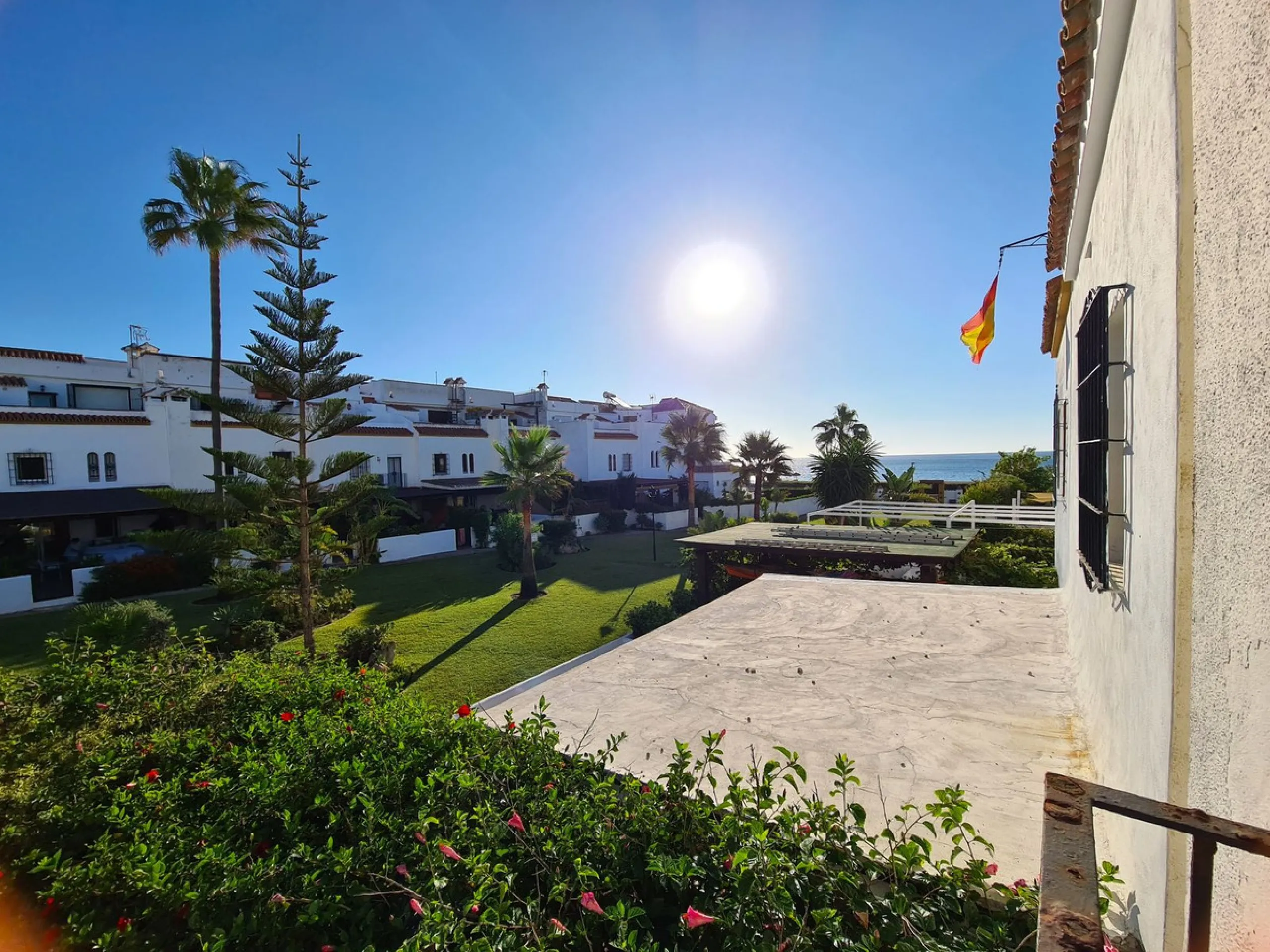 MAGNIFICENT 3-BEDROOM SEMI-DETACHED HOUSE WITH LARGE GARDEN 30 METERS FROM THE BEACH