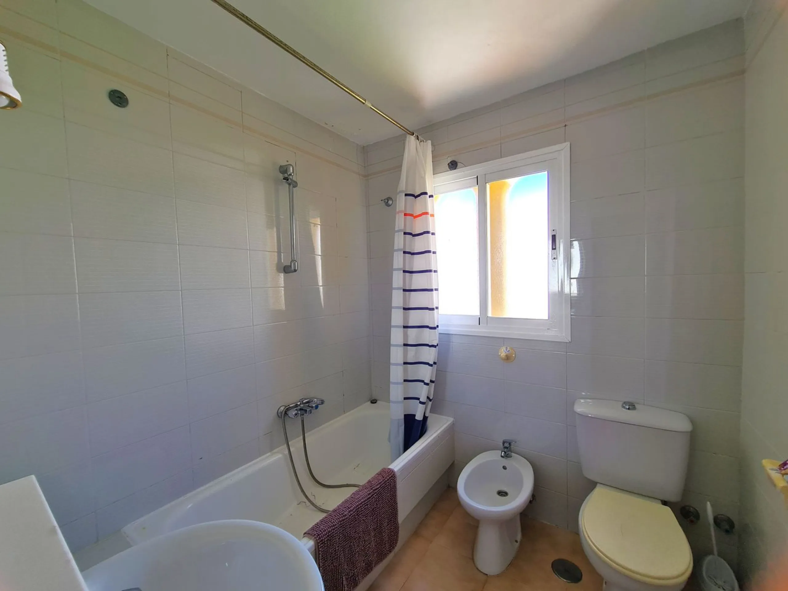 MAGNIFICENT 3-BEDROOM SEMI-DETACHED HOUSE WITH LARGE GARDEN 30 METERS FROM THE BEACH