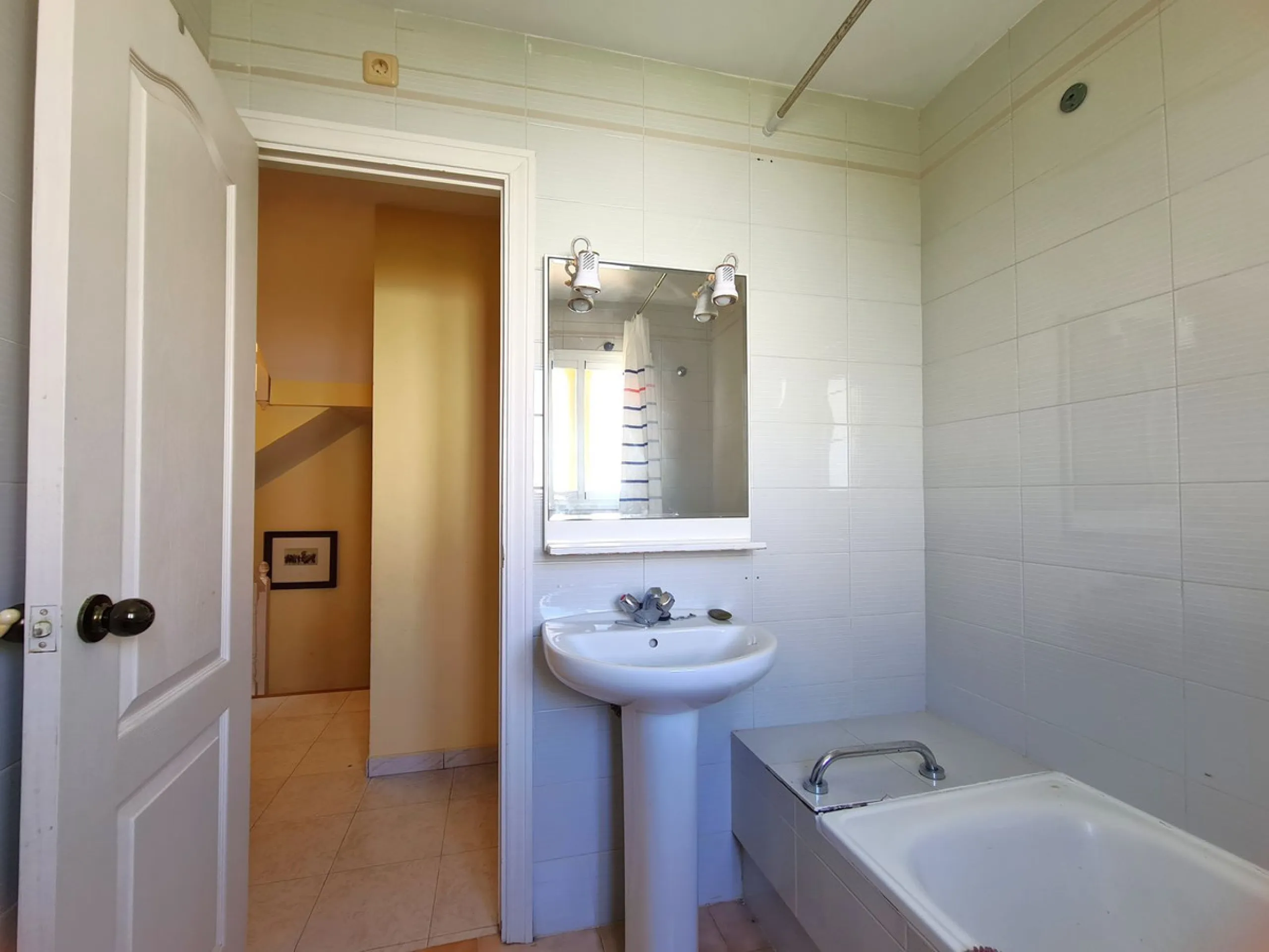 MAGNIFICENT 3-BEDROOM SEMI-DETACHED HOUSE WITH LARGE GARDEN 30 METERS FROM THE BEACH