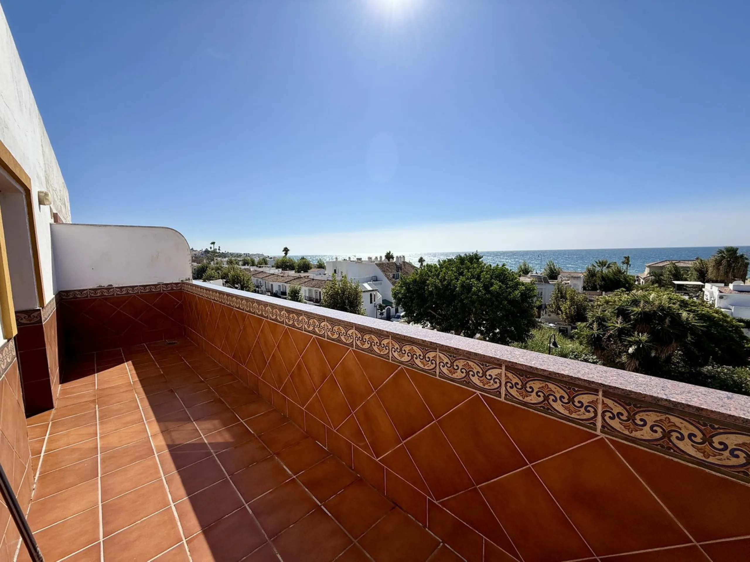 Discover this inviting top-floor apartment in the heart of La Cala de Mijas on the Costa del Sol, offering the perfect blend of space, comfort, and location. Just a 2-minute stroll to the beach and situated right in the centre of La Cala, everything you c