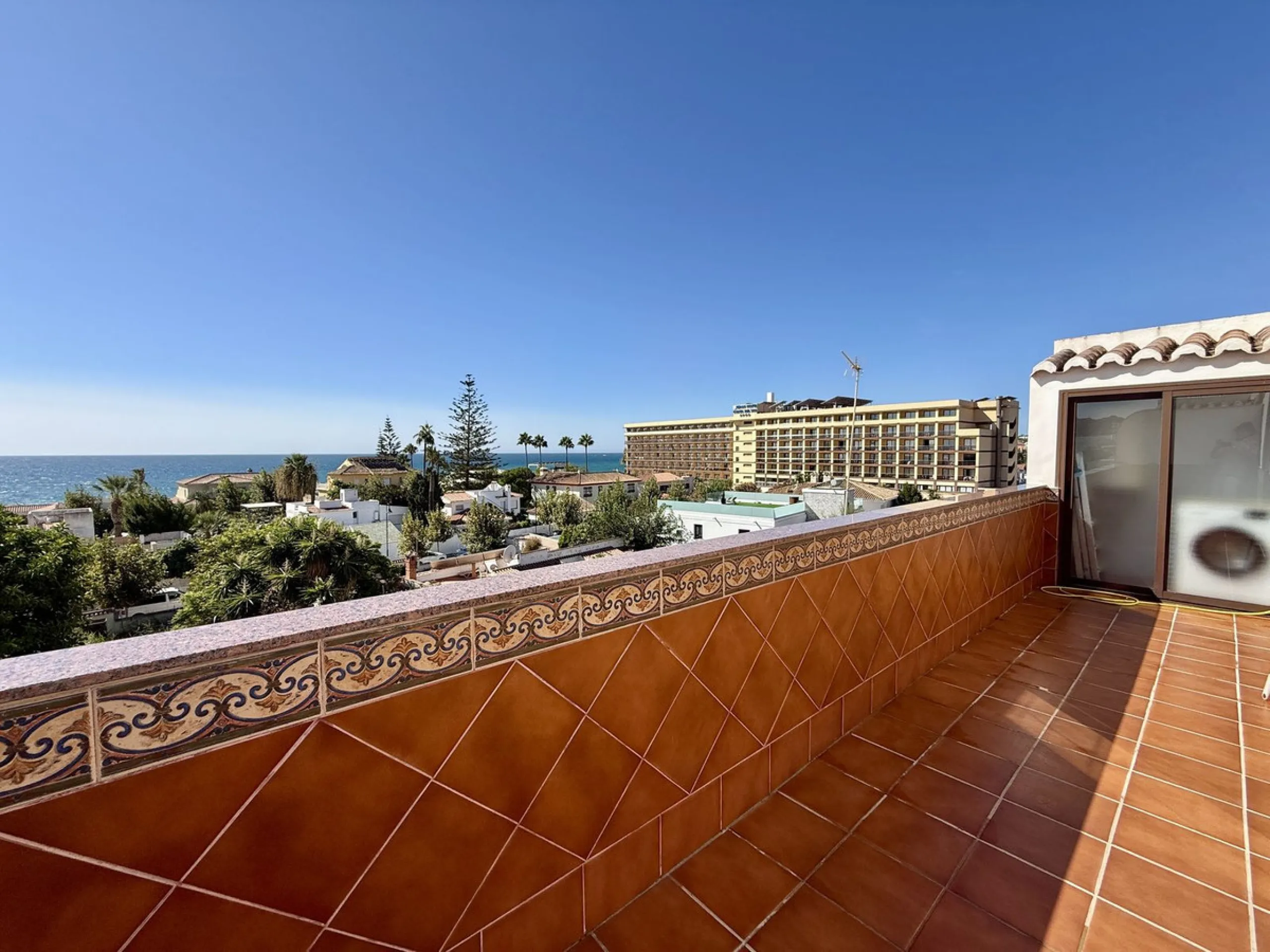Discover this inviting top-floor apartment in the heart of La Cala de Mijas on the Costa del Sol, offering the perfect blend of space, comfort, and location. Just a 2-minute stroll to the beach and situated right in the centre of La Cala, everything you c