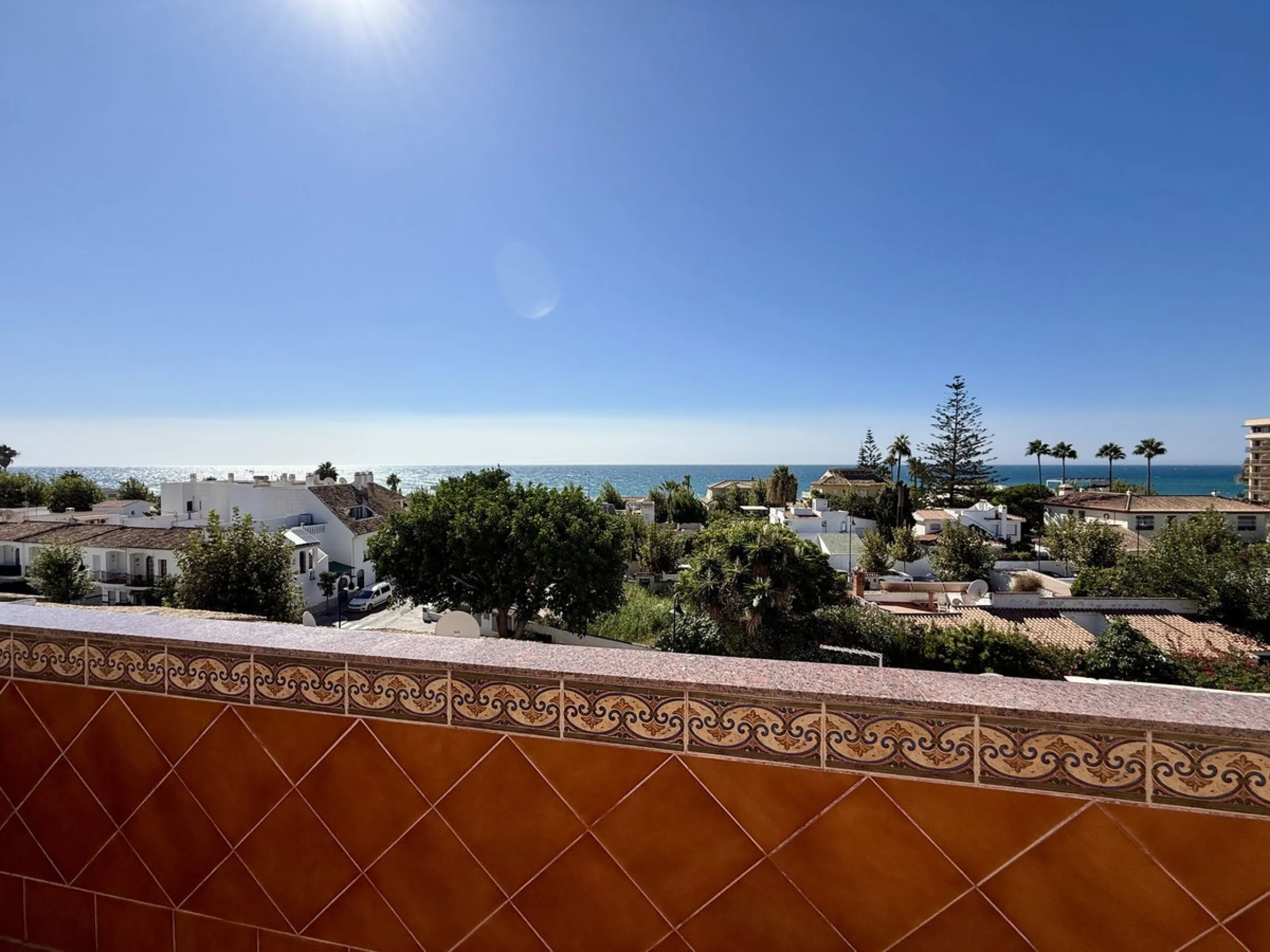 Discover this inviting top-floor apartment in the heart of La Cala de Mijas on the Costa del Sol, offering the perfect blend of space, comfort, and location. Just a 2-minute stroll to the beach and situated right in the centre of La Cala, everything you c