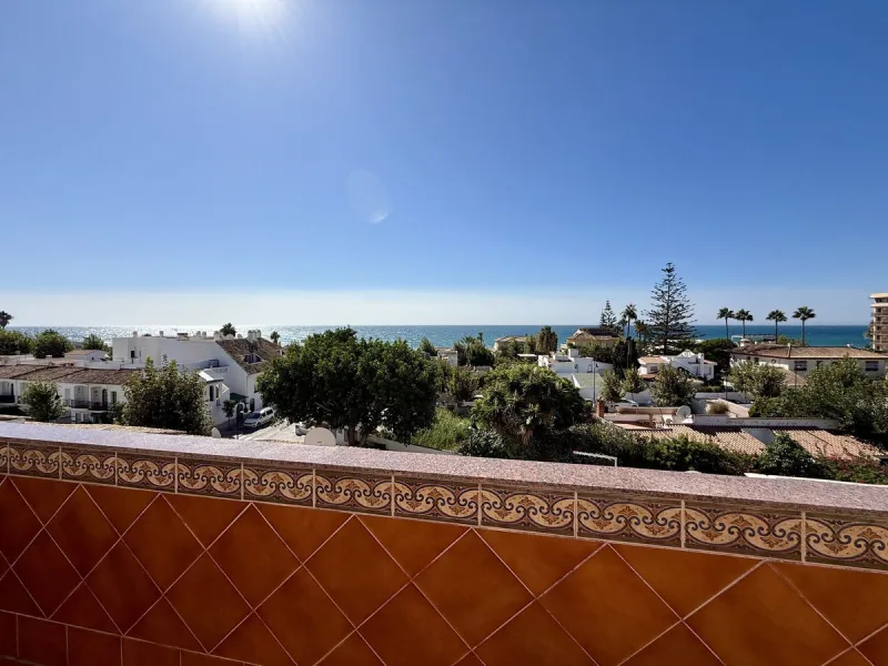 Discover this inviting top-floor apartment in the heart of La Cala de Mijas on the Costa del Sol, offering the perfect blend of space, comfort, and location. Just a 2-minute stroll to the beach and situated right in the centre of La Cala, everything you c