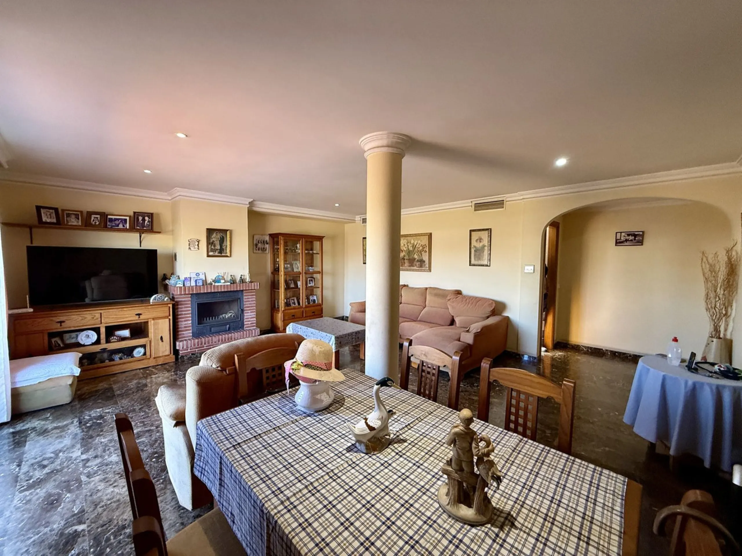 Discover this inviting top-floor apartment in the heart of La Cala de Mijas on the Costa del Sol, offering the perfect blend of space, comfort, and location. Just a 2-minute stroll to the beach and situated right in the centre of La Cala, everything you c