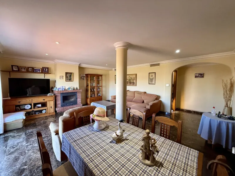 Discover this inviting top-floor apartment in the heart of La Cala de Mijas on the Costa del Sol, offering the perfect blend of space, comfort, and location. Just a 2-minute stroll to the beach and situated right in the centre of La Cala, everything you c