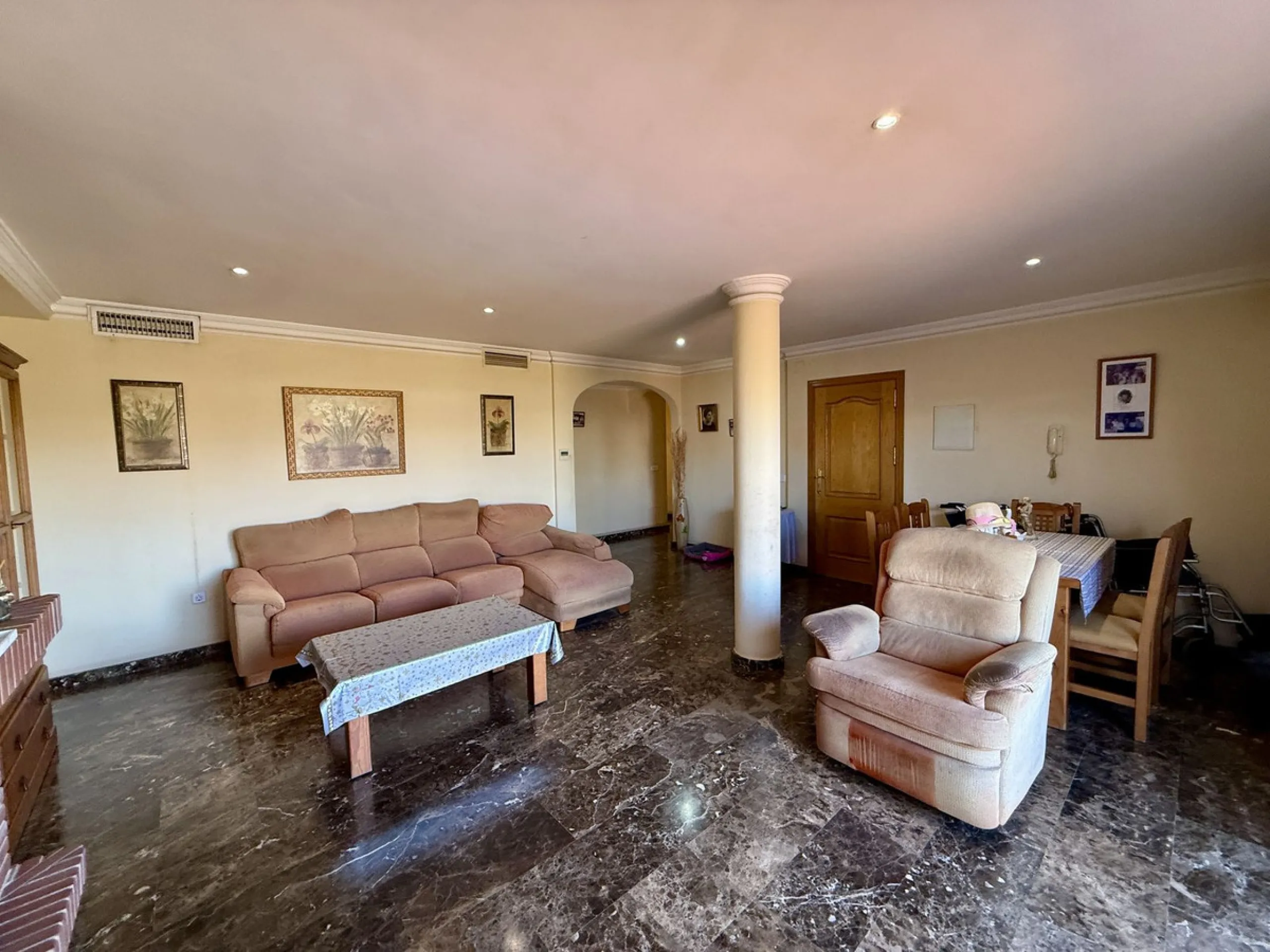 Discover this inviting top-floor apartment in the heart of La Cala de Mijas on the Costa del Sol, offering the perfect blend of space, comfort, and location. Just a 2-minute stroll to the beach and situated right in the centre of La Cala, everything you c