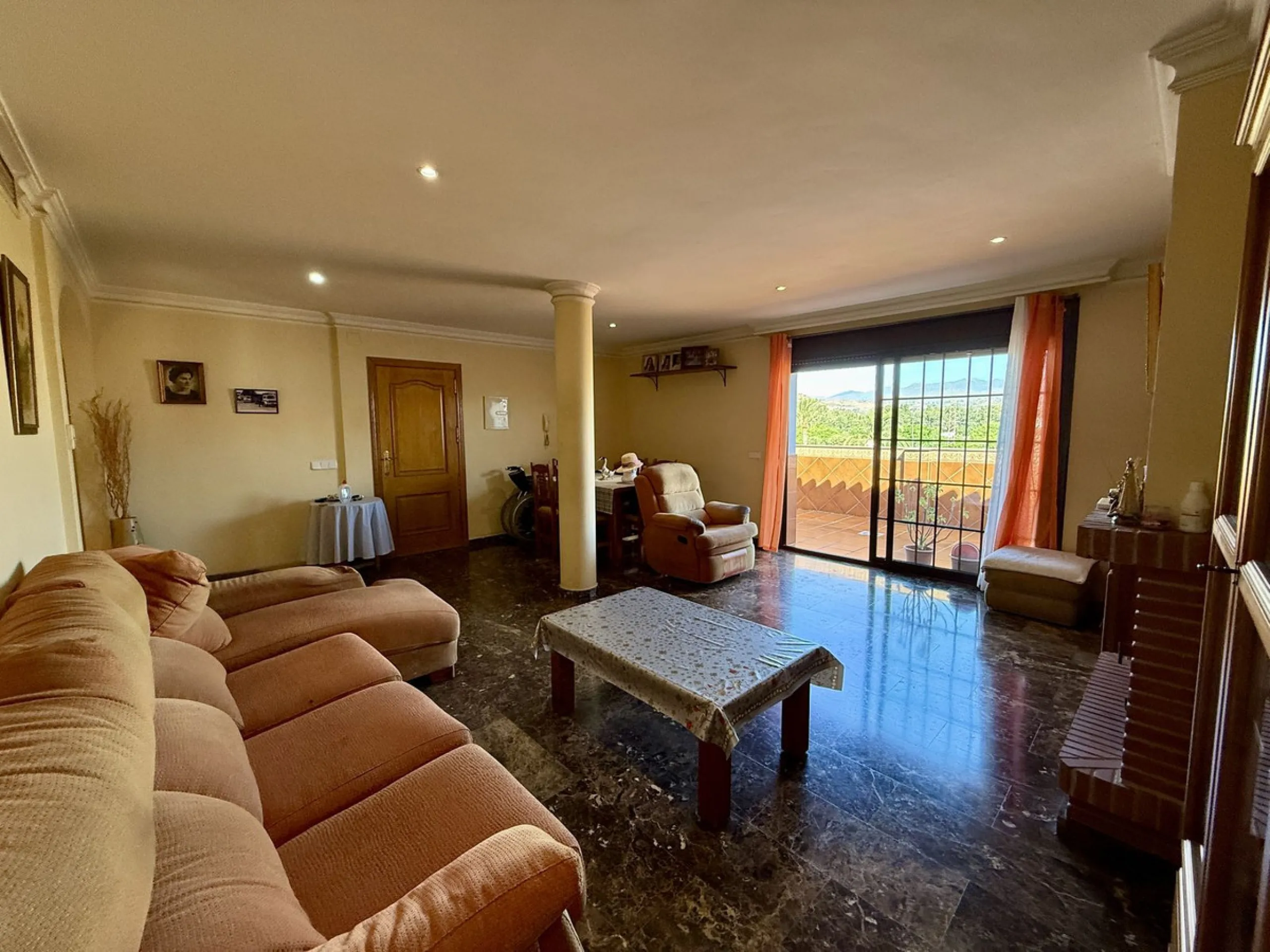 Discover this inviting top-floor apartment in the heart of La Cala de Mijas on the Costa del Sol, offering the perfect blend of space, comfort, and location. Just a 2-minute stroll to the beach and situated right in the centre of La Cala, everything you c