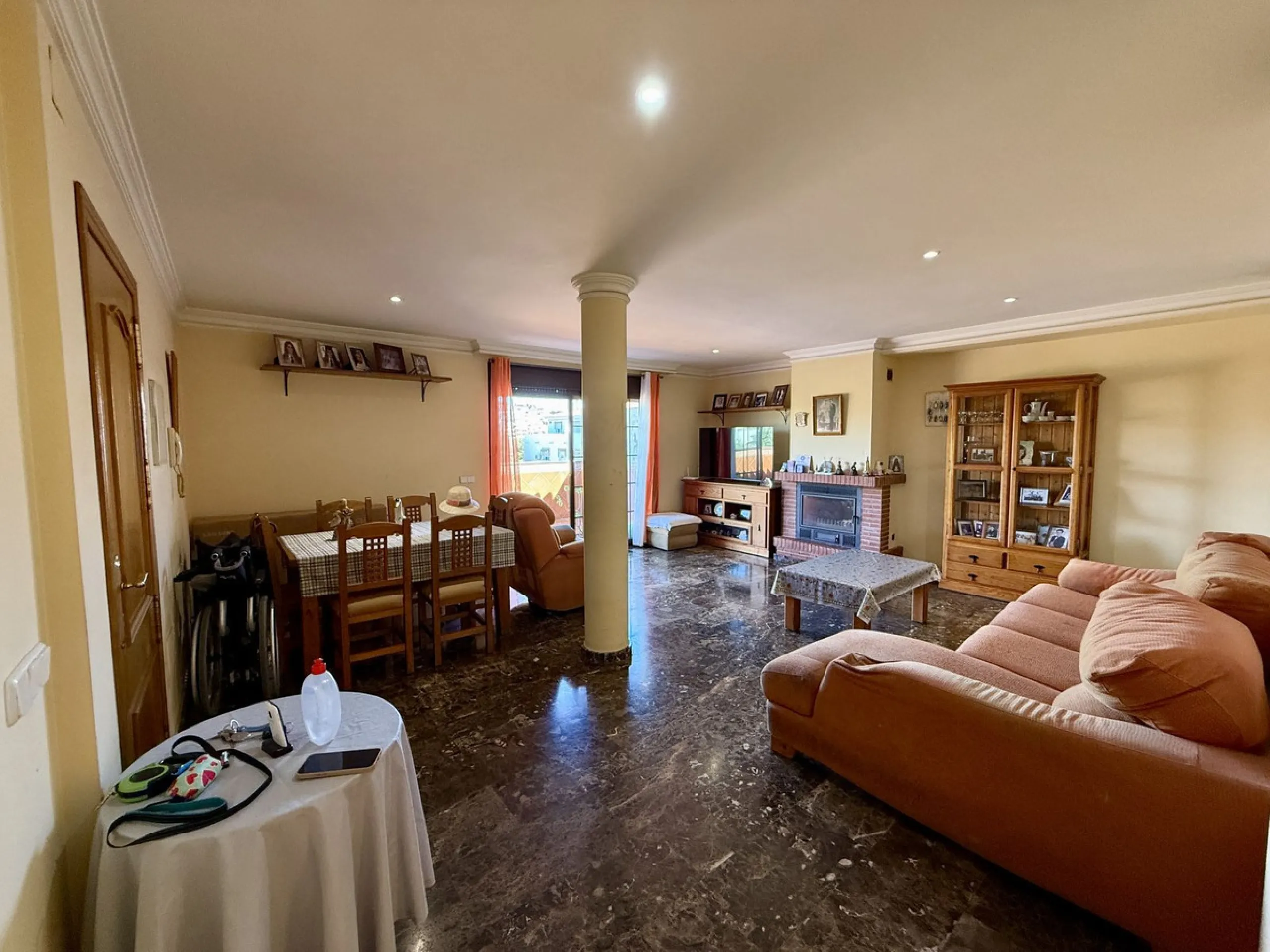 Discover this inviting top-floor apartment in the heart of La Cala de Mijas on the Costa del Sol, offering the perfect blend of space, comfort, and location. Just a 2-minute stroll to the beach and situated right in the centre of La Cala, everything you c