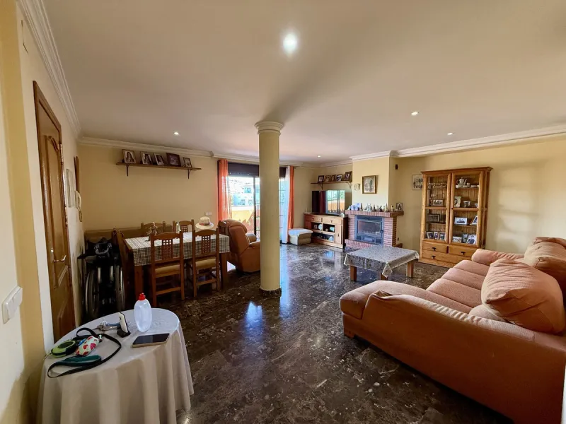 Discover this inviting top-floor apartment in the heart of La Cala de Mijas on the Costa del Sol, offering the perfect blend of space, comfort, and location. Just a 2-minute stroll to the beach and situated right in the centre of La Cala, everything you c