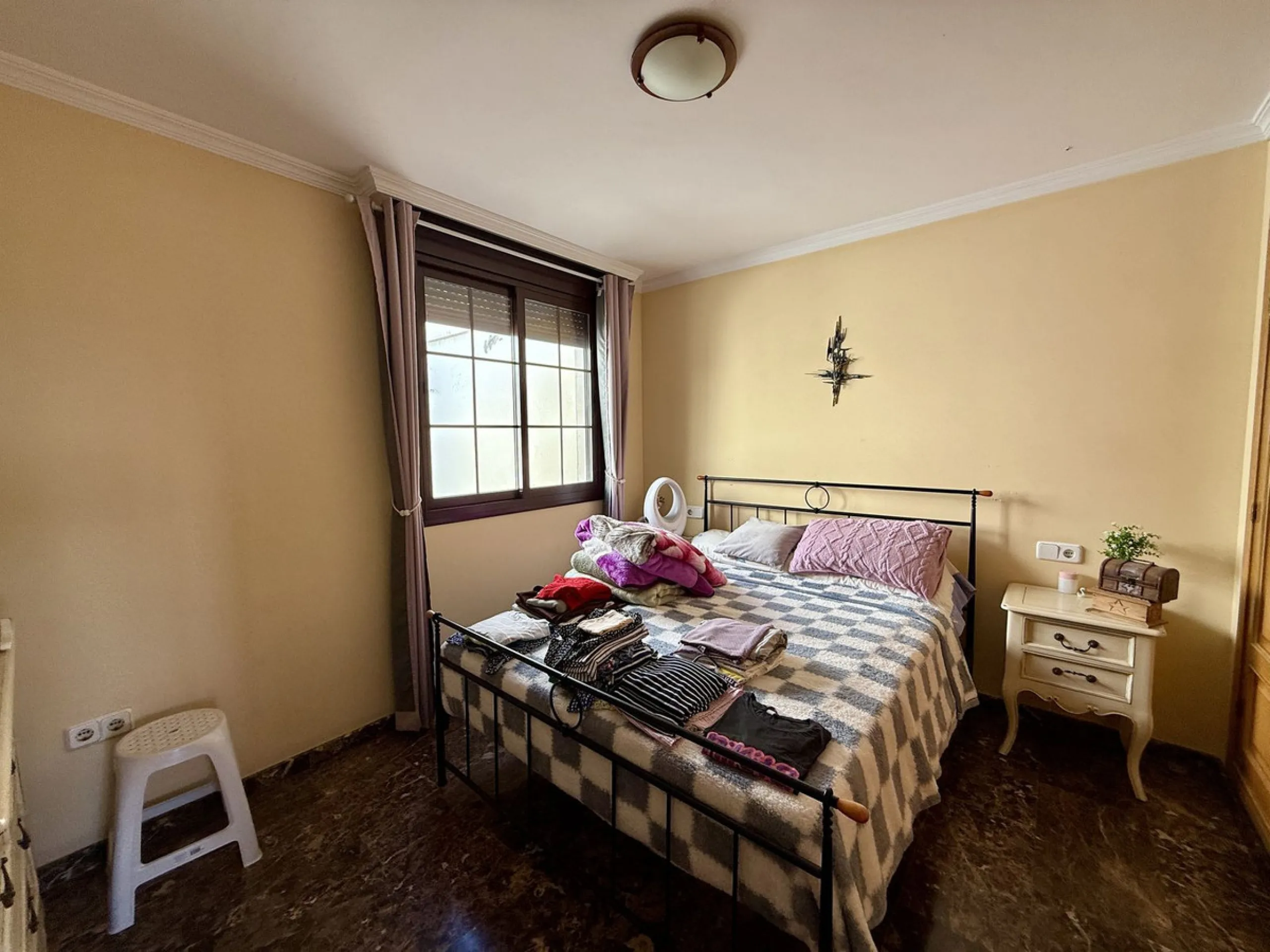 Discover this inviting top-floor apartment in the heart of La Cala de Mijas on the Costa del Sol, offering the perfect blend of space, comfort, and location. Just a 2-minute stroll to the beach and situated right in the centre of La Cala, everything you c