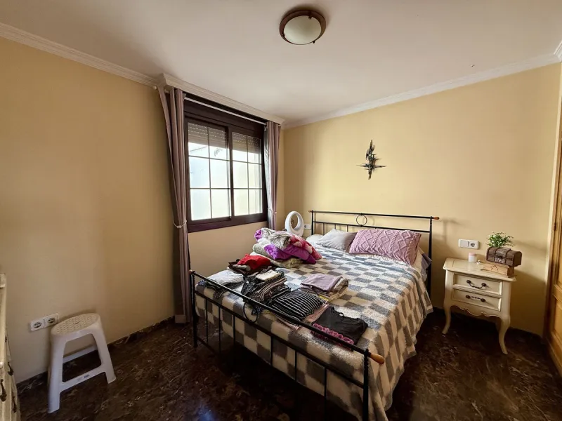 Discover this inviting top-floor apartment in the heart of La Cala de Mijas on the Costa del Sol, offering the perfect blend of space, comfort, and location. Just a 2-minute stroll to the beach and situated right in the centre of La Cala, everything you c