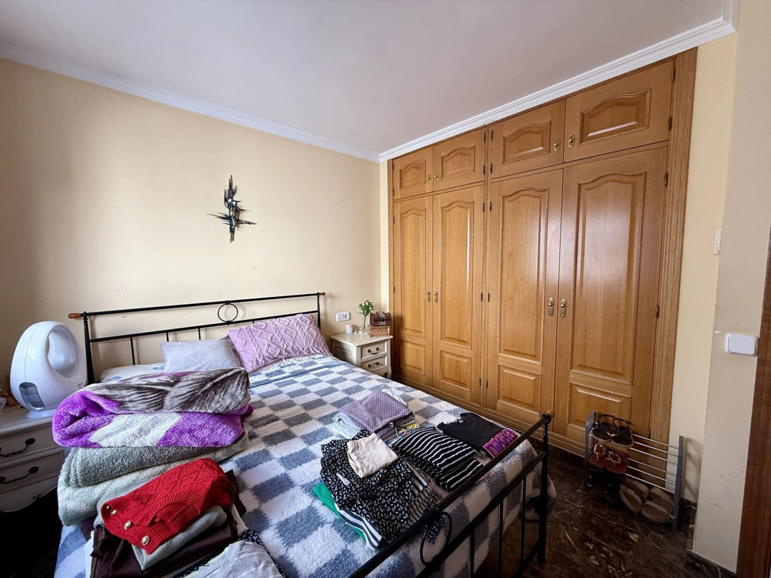 Discover this inviting top-floor apartment in the heart of La Cala de Mijas on the Costa del Sol, offering the perfect blend of space, comfort, and location. Just a 2-minute stroll to the beach and situated right in the centre of La Cala, everything you c