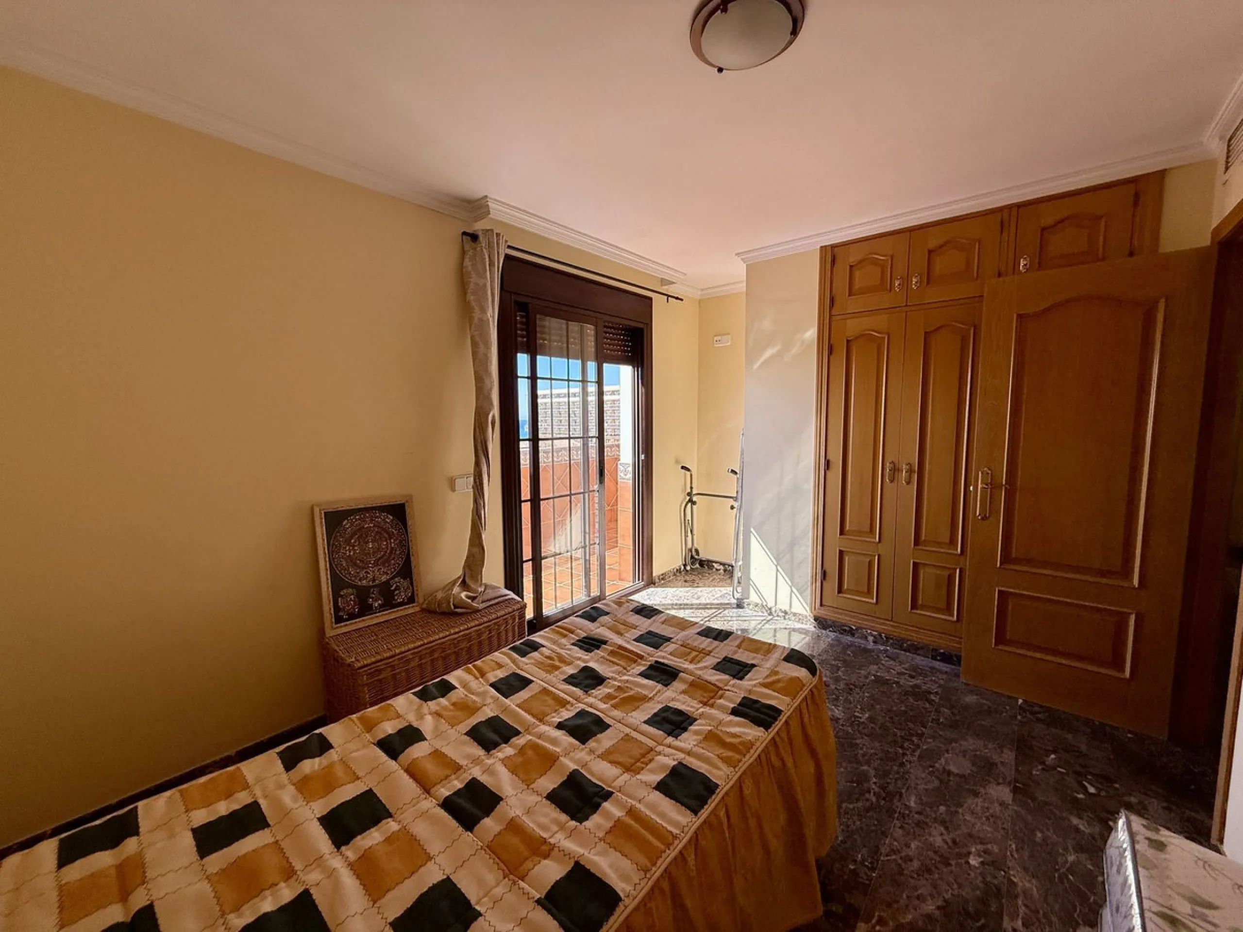 Discover this inviting top-floor apartment in the heart of La Cala de Mijas on the Costa del Sol, offering the perfect blend of space, comfort, and location. Just a 2-minute stroll to the beach and situated right in the centre of La Cala, everything you c