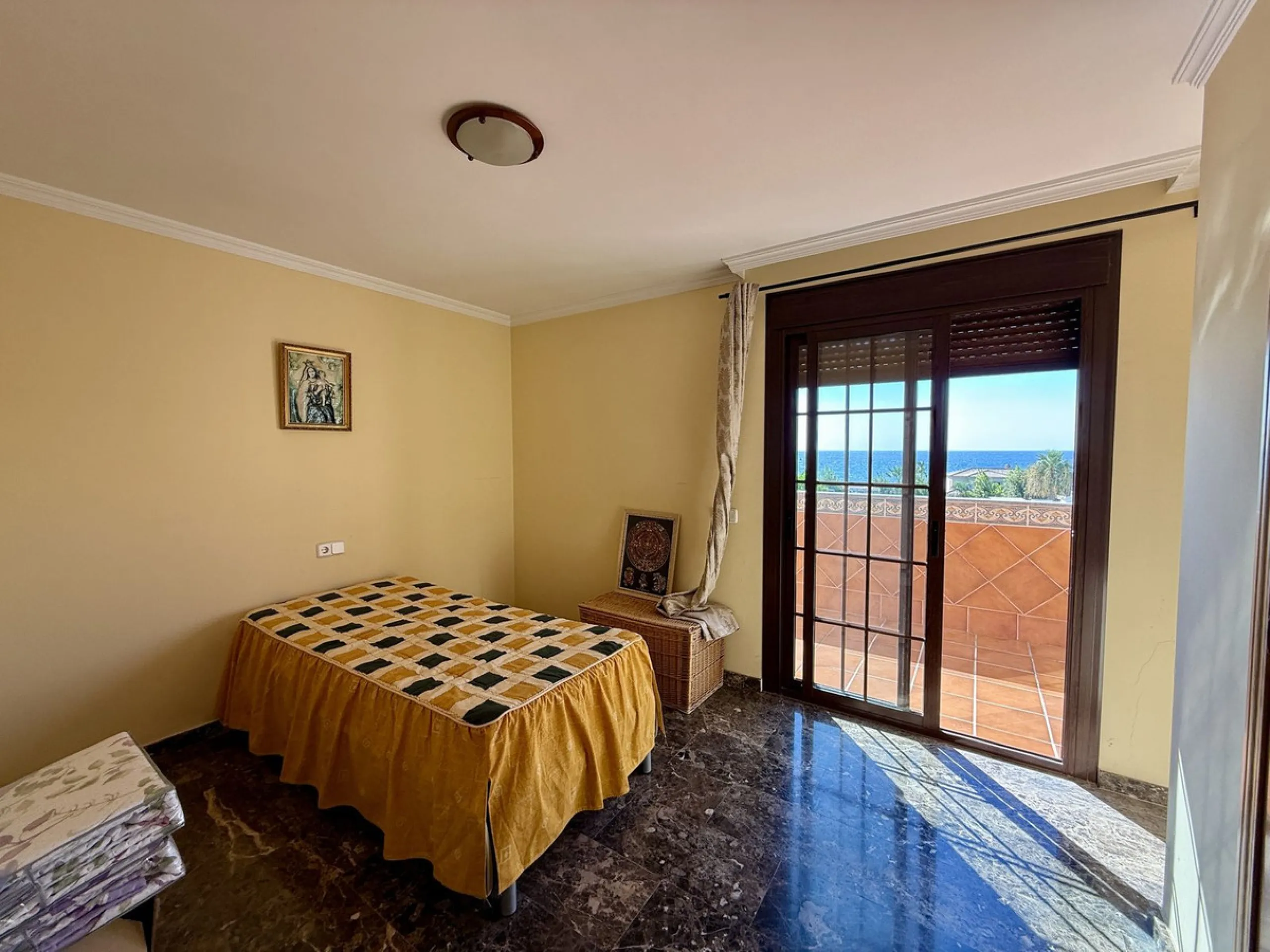 Discover this inviting top-floor apartment in the heart of La Cala de Mijas on the Costa del Sol, offering the perfect blend of space, comfort, and location. Just a 2-minute stroll to the beach and situated right in the centre of La Cala, everything you c