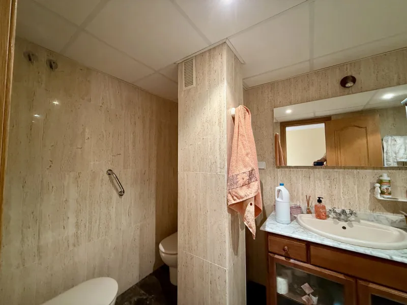 Discover this inviting top-floor apartment in the heart of La Cala de Mijas on the Costa del Sol, offering the perfect blend of space, comfort, and location. Just a 2-minute stroll to the beach and situated right in the centre of La Cala, everything you c