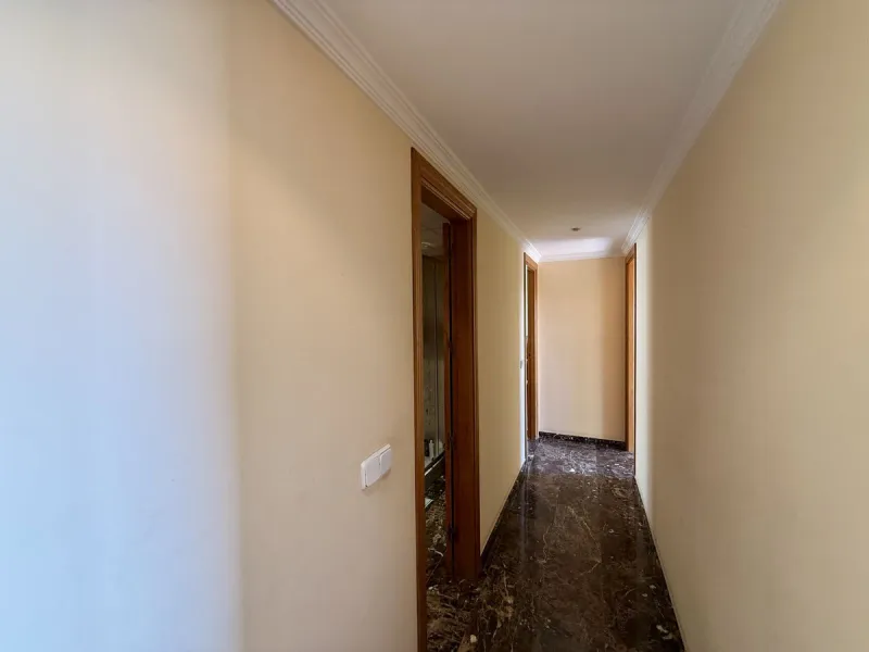 Discover this inviting top-floor apartment in the heart of La Cala de Mijas on the Costa del Sol, offering the perfect blend of space, comfort, and location. Just a 2-minute stroll to the beach and situated right in the centre of La Cala, everything you c
