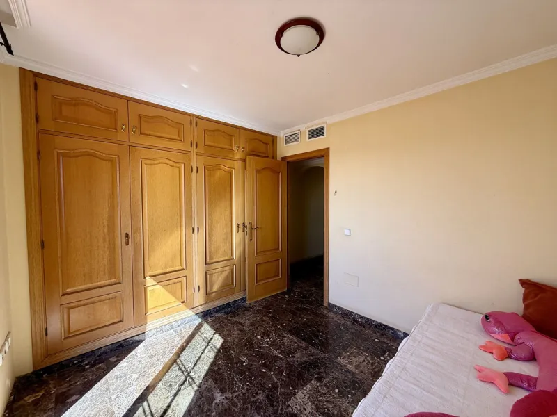 Discover this inviting top-floor apartment in the heart of La Cala de Mijas on the Costa del Sol, offering the perfect blend of space, comfort, and location. Just a 2-minute stroll to the beach and situated right in the centre of La Cala, everything you c