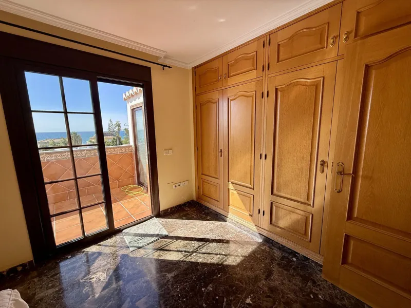 Discover this inviting top-floor apartment in the heart of La Cala de Mijas on the Costa del Sol, offering the perfect blend of space, comfort, and location. Just a 2-minute stroll to the beach and situated right in the centre of La Cala, everything you c