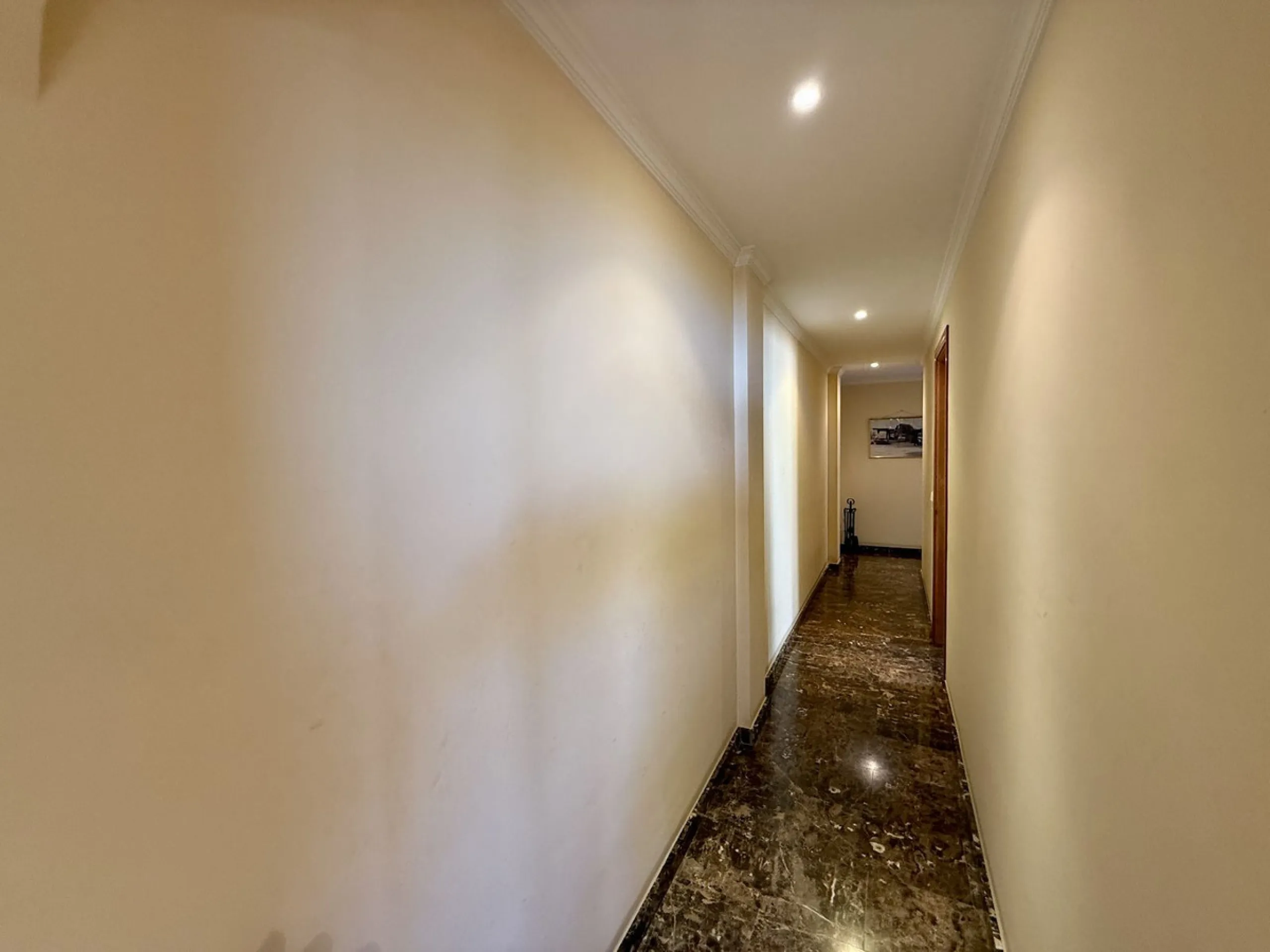 Discover this inviting top-floor apartment in the heart of La Cala de Mijas on the Costa del Sol, offering the perfect blend of space, comfort, and location. Just a 2-minute stroll to the beach and situated right in the centre of La Cala, everything you c