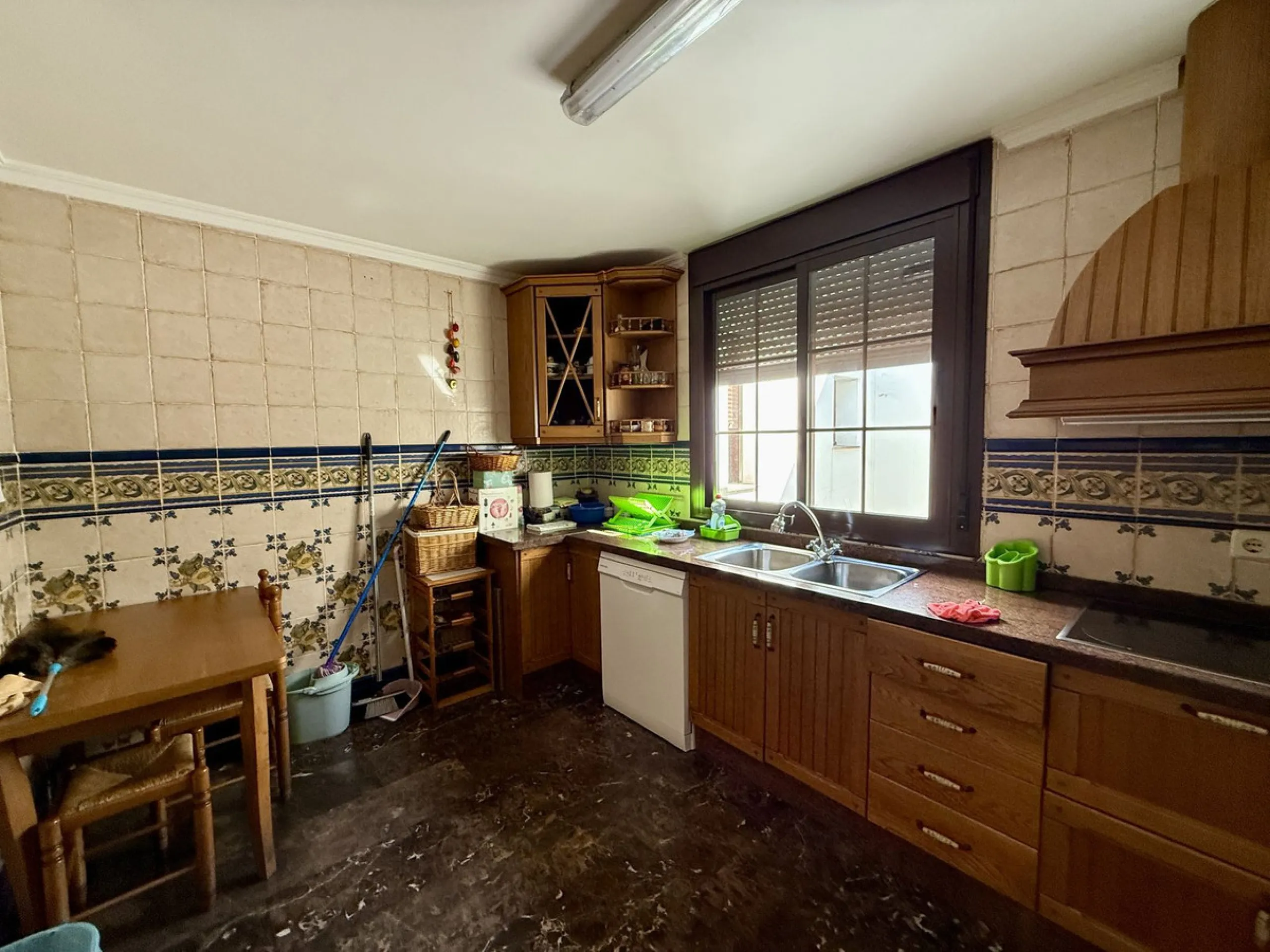 Discover this inviting top-floor apartment in the heart of La Cala de Mijas on the Costa del Sol, offering the perfect blend of space, comfort, and location. Just a 2-minute stroll to the beach and situated right in the centre of La Cala, everything you c