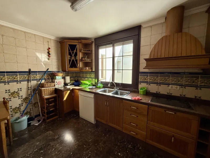 Discover this inviting top-floor apartment in the heart of La Cala de Mijas on the Costa del Sol, offering the perfect blend of space, comfort, and location. Just a 2-minute stroll to the beach and situated right in the centre of La Cala, everything you c