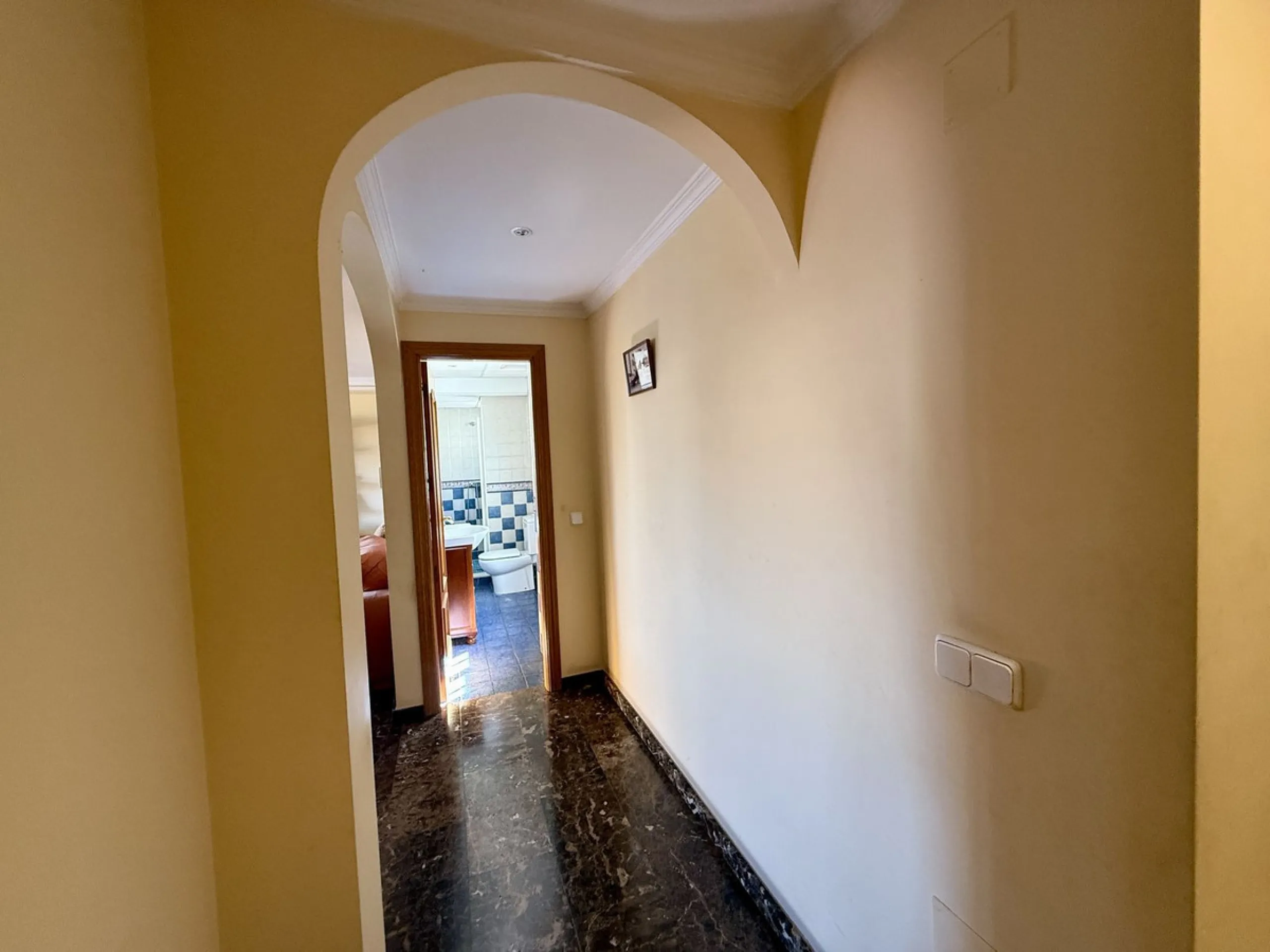 Discover this inviting top-floor apartment in the heart of La Cala de Mijas on the Costa del Sol, offering the perfect blend of space, comfort, and location. Just a 2-minute stroll to the beach and situated right in the centre of La Cala, everything you c