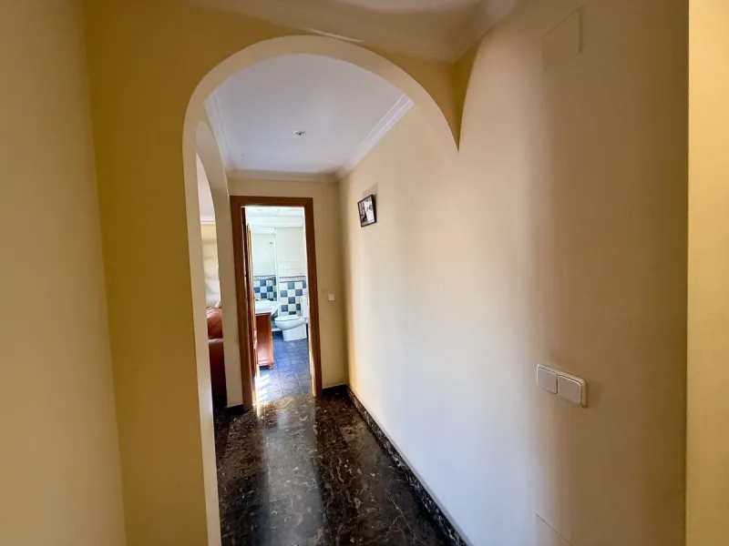 Discover this inviting top-floor apartment in the heart of La Cala de Mijas on the Costa del Sol, offering the perfect blend of space, comfort, and location. Just a 2-minute stroll to the beach and situated right in the centre of La Cala, everything you c
