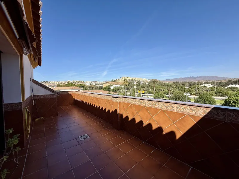 Discover this inviting top-floor apartment in the heart of La Cala de Mijas on the Costa del Sol, offering the perfect blend of space, comfort, and location. Just a 2-minute stroll to the beach and situated right in the centre of La Cala, everything you c