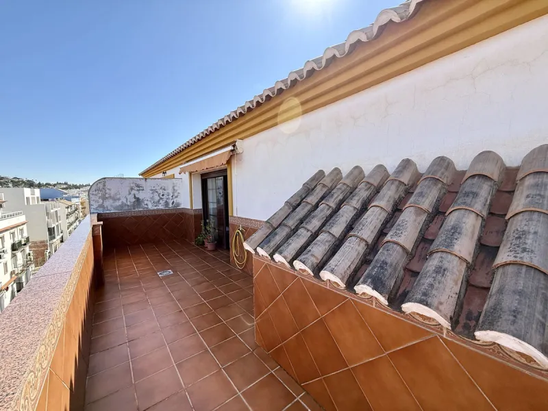 Discover this inviting top-floor apartment in the heart of La Cala de Mijas on the Costa del Sol, offering the perfect blend of space, comfort, and location. Just a 2-minute stroll to the beach and situated right in the centre of La Cala, everything you c