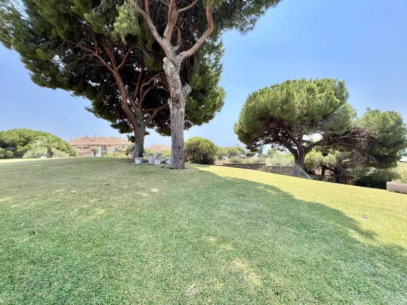 House - Detached Villa в продаже в Marbella, Málaga. В доме 4 спален и 3 ванных комнат. Площадь дома 450 м². Площадь участка 4444 м²