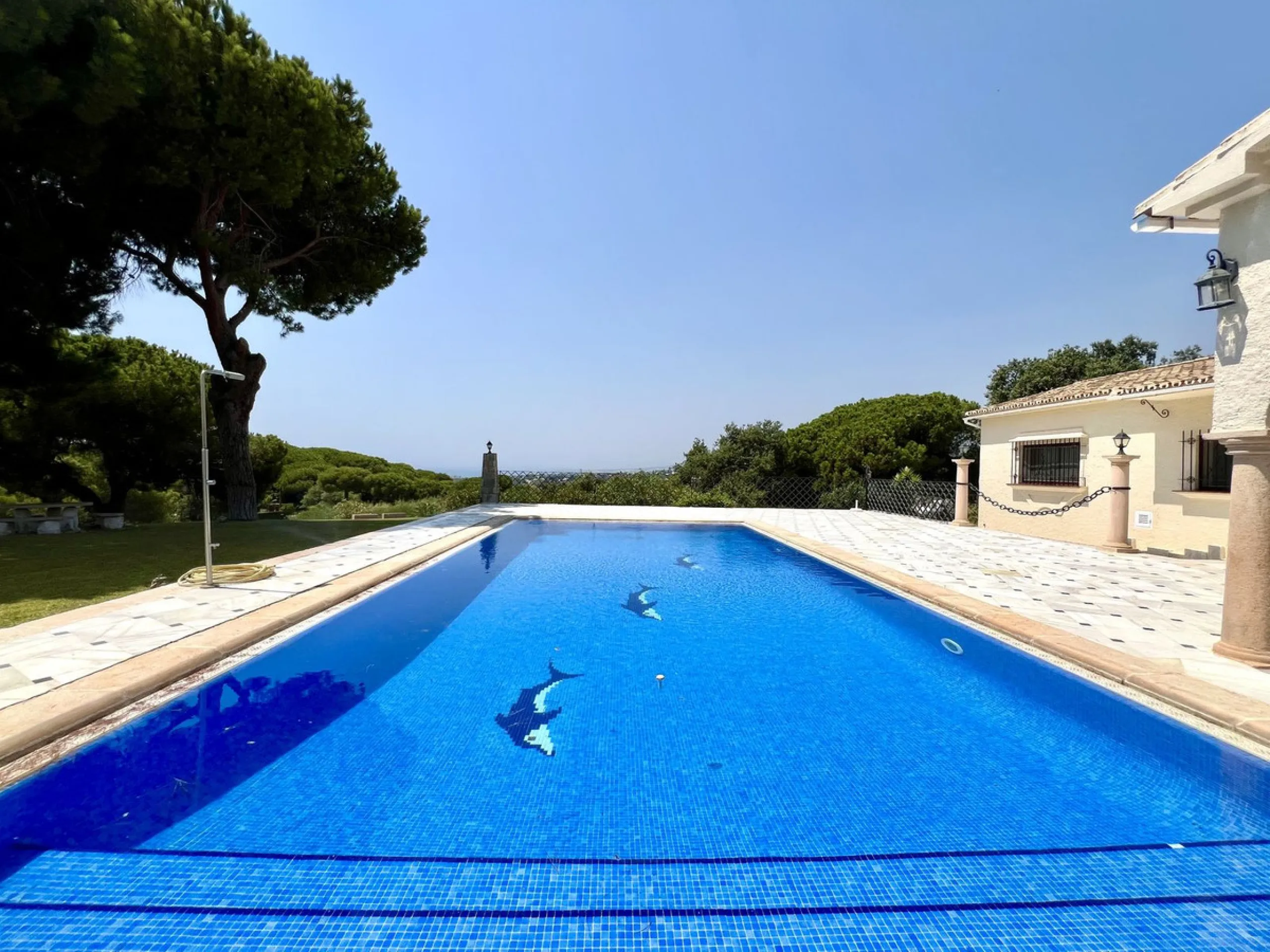 House - Detached Villa в продаже в Marbella, Málaga. В доме 4 спален и 3 ванных комнат. Площадь дома 450 м². Площадь участка 4444 м²
