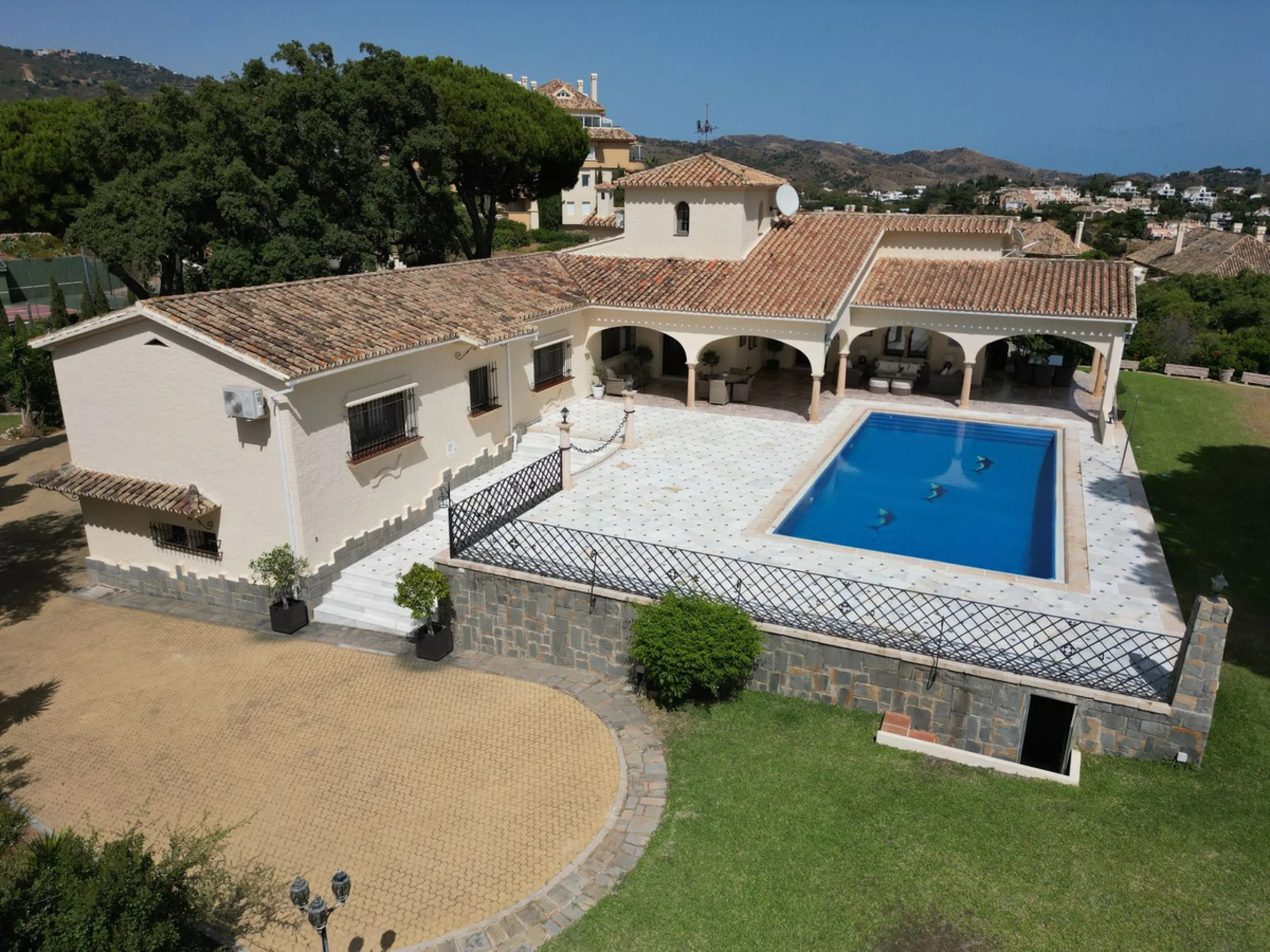 House - Detached Villa в продаже в Marbella, Málaga. В доме 4 спален и 3 ванных комнат. Площадь дома 450 м². Площадь участка 4444 м²