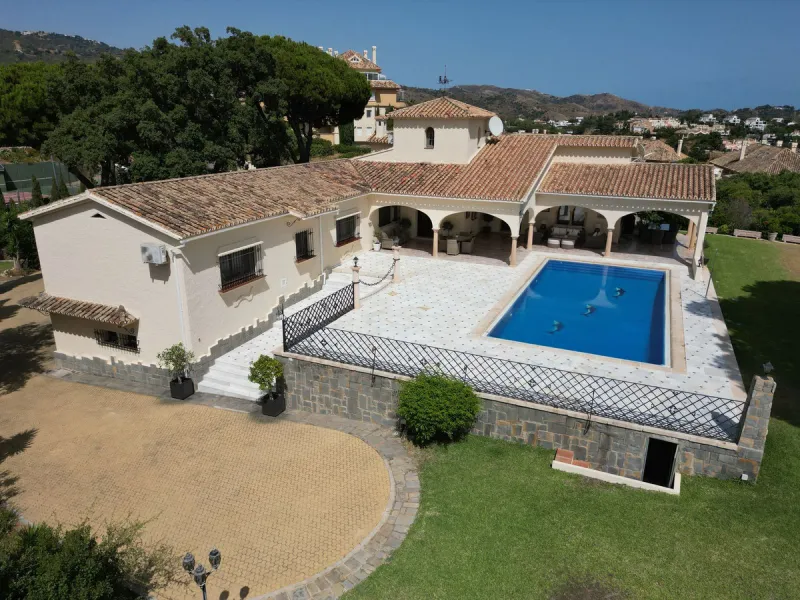 House - Detached Villa в продаже в Marbella, Málaga. В доме 4 спален и 3 ванных комнат. Площадь дома 450 м². Площадь участка 4444 м²