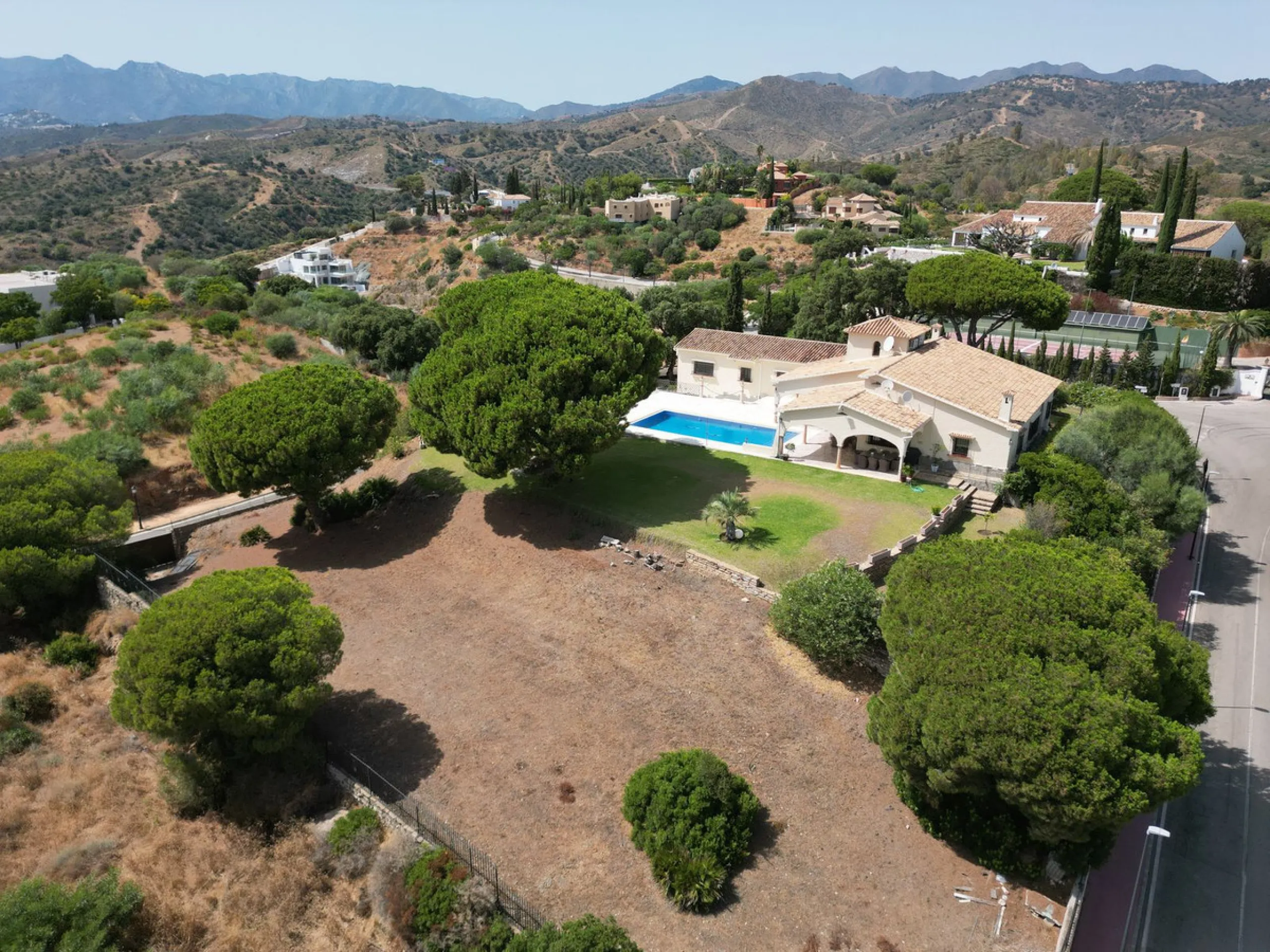 House - Detached Villa в продаже в Marbella, Málaga. В доме 4 спален и 3 ванных комнат. Площадь дома 450 м². Площадь участка 4444 м²