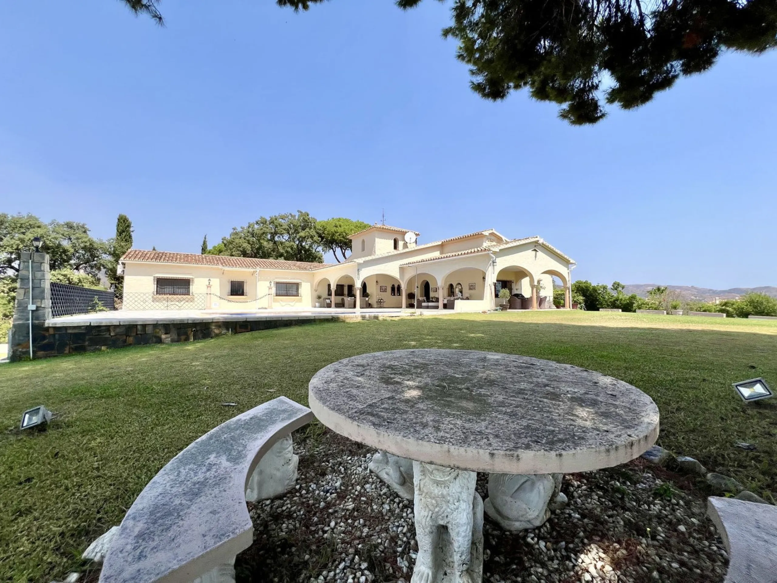House - Detached Villa в продаже в Marbella, Málaga. В доме 4 спален и 3 ванных комнат. Площадь дома 450 м². Площадь участка 4444 м²