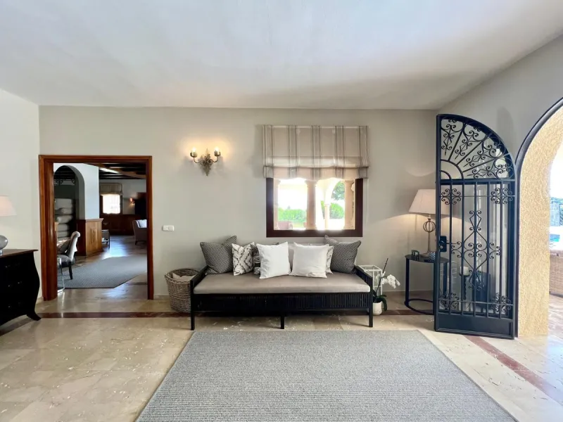 House - Detached Villa в продаже в Marbella, Málaga. В доме 4 спален и 3 ванных комнат. Площадь дома 450 м². Площадь участка 4444 м²
