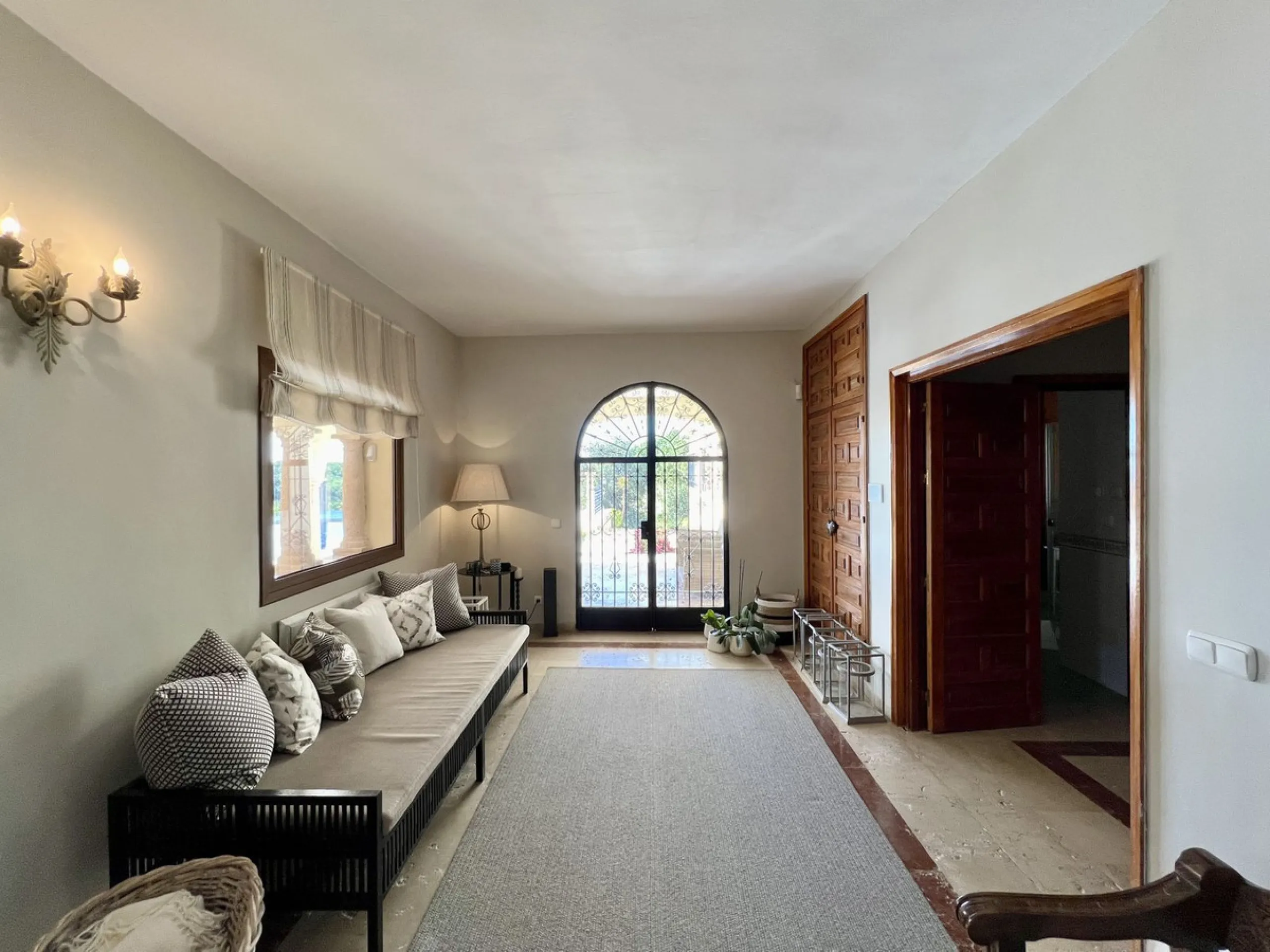 House - Detached Villa в продаже в Marbella, Málaga. В доме 4 спален и 3 ванных комнат. Площадь дома 450 м². Площадь участка 4444 м²