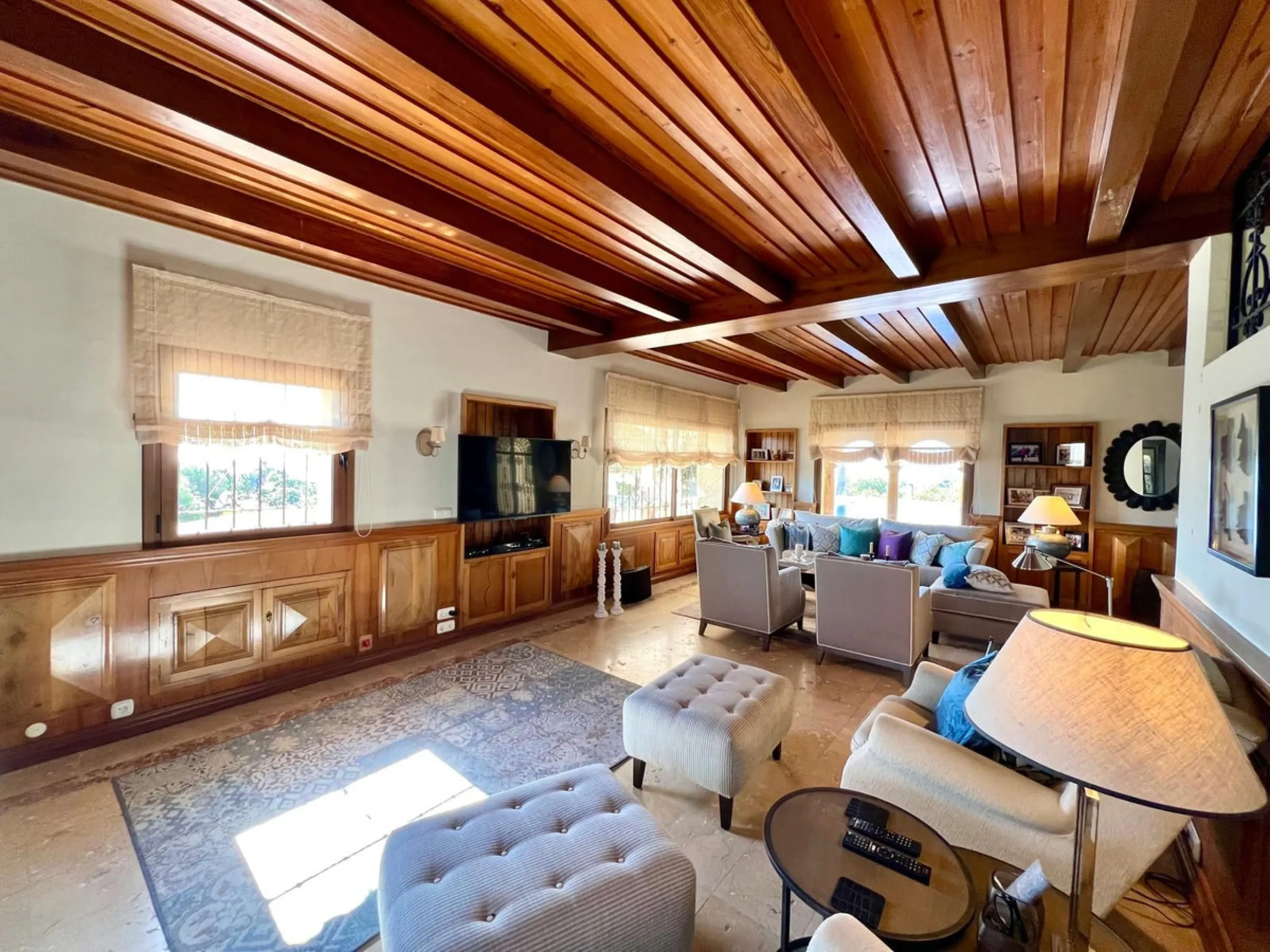 House - Detached Villa в продаже в Marbella, Málaga. В доме 4 спален и 3 ванных комнат. Площадь дома 450 м². Площадь участка 4444 м²