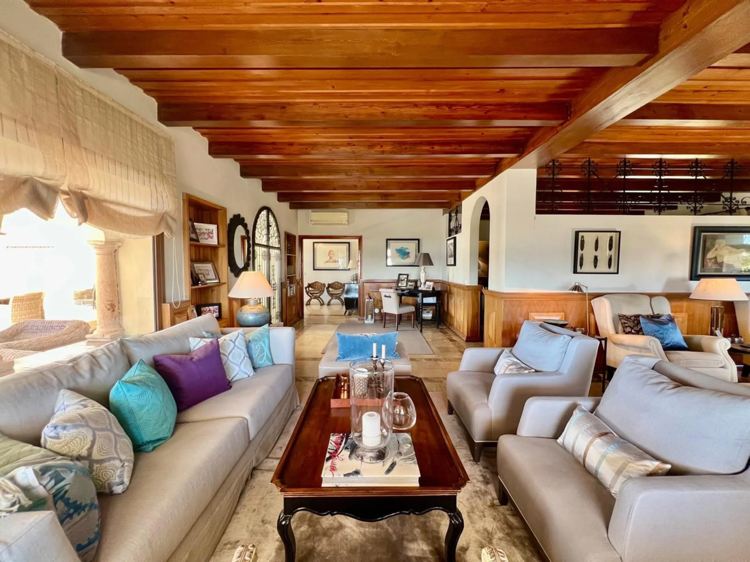 House - Detached Villa в продаже в Marbella, Málaga. В доме 4 спален и 3 ванных комнат. Площадь дома 450 м². Площадь участка 4444 м²