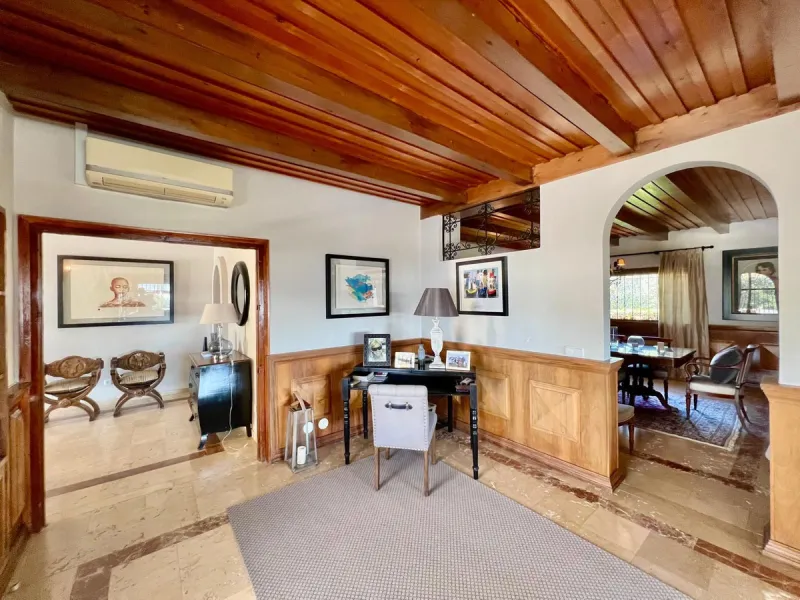 House - Detached Villa в продаже в Marbella, Málaga. В доме 4 спален и 3 ванных комнат. Площадь дома 450 м². Площадь участка 4444 м²