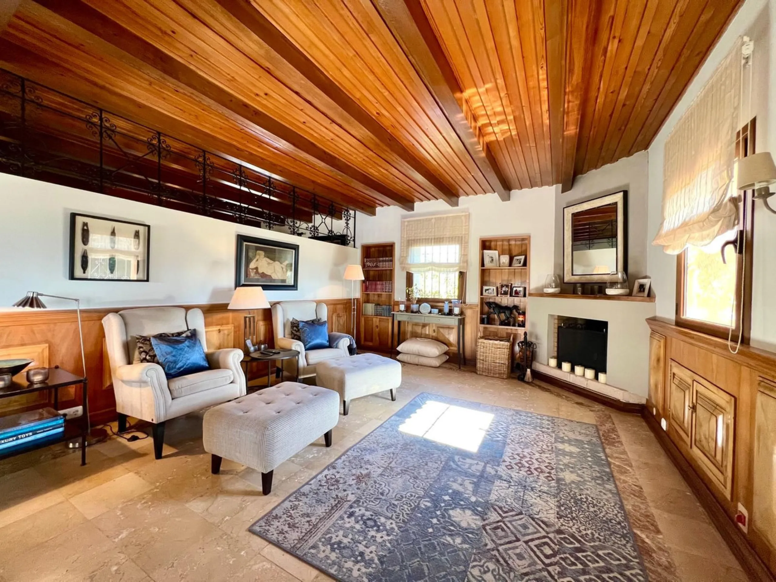 House - Detached Villa в продаже в Marbella, Málaga. В доме 4 спален и 3 ванных комнат. Площадь дома 450 м². Площадь участка 4444 м²