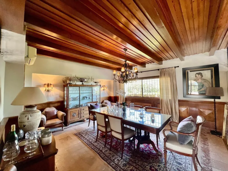 House - Detached Villa в продаже в Marbella, Málaga. В доме 4 спален и 3 ванных комнат. Площадь дома 450 м². Площадь участка 4444 м²