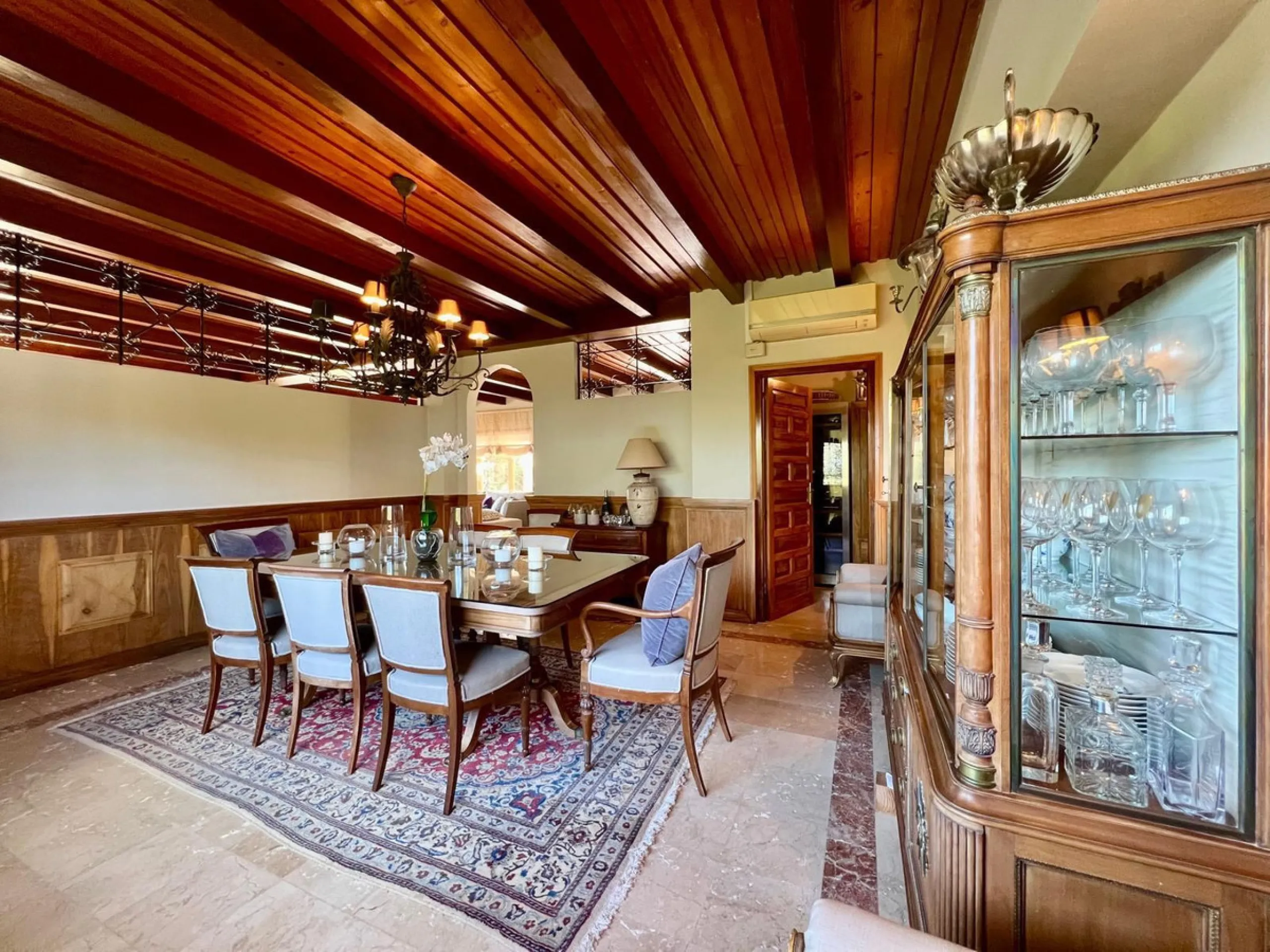 House - Detached Villa в продаже в Marbella, Málaga. В доме 4 спален и 3 ванных комнат. Площадь дома 450 м². Площадь участка 4444 м²