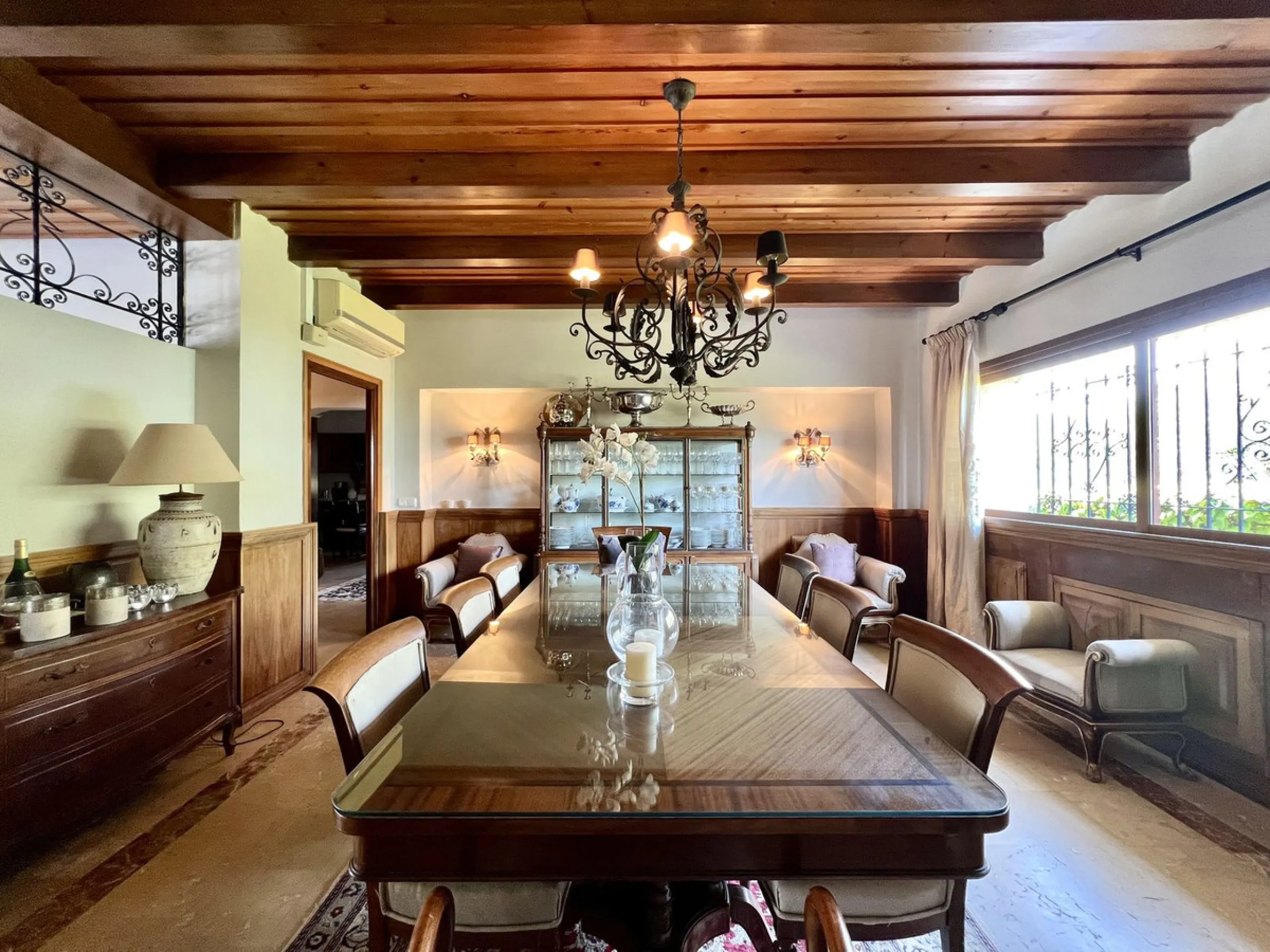 House - Detached Villa в продаже в Marbella, Málaga. В доме 4 спален и 3 ванных комнат. Площадь дома 450 м². Площадь участка 4444 м²