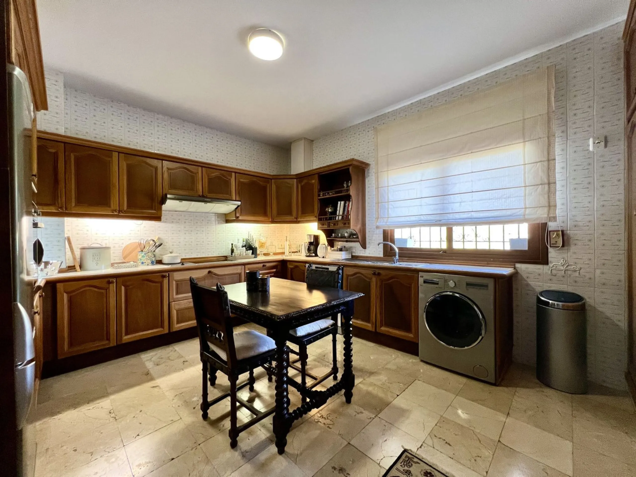House - Detached Villa в продаже в Marbella, Málaga. В доме 4 спален и 3 ванных комнат. Площадь дома 450 м². Площадь участка 4444 м²
