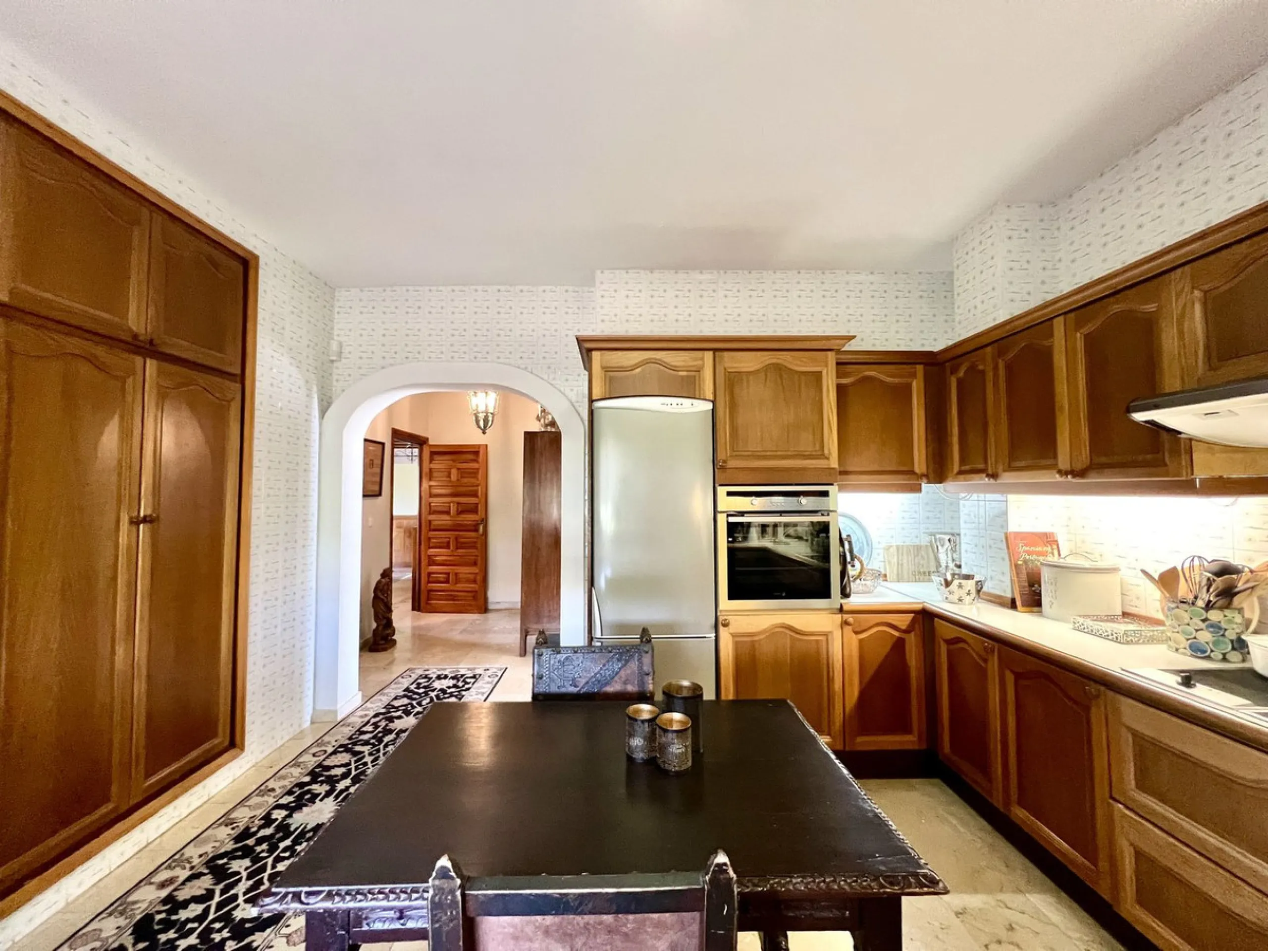 House - Detached Villa в продаже в Marbella, Málaga. В доме 4 спален и 3 ванных комнат. Площадь дома 450 м². Площадь участка 4444 м²