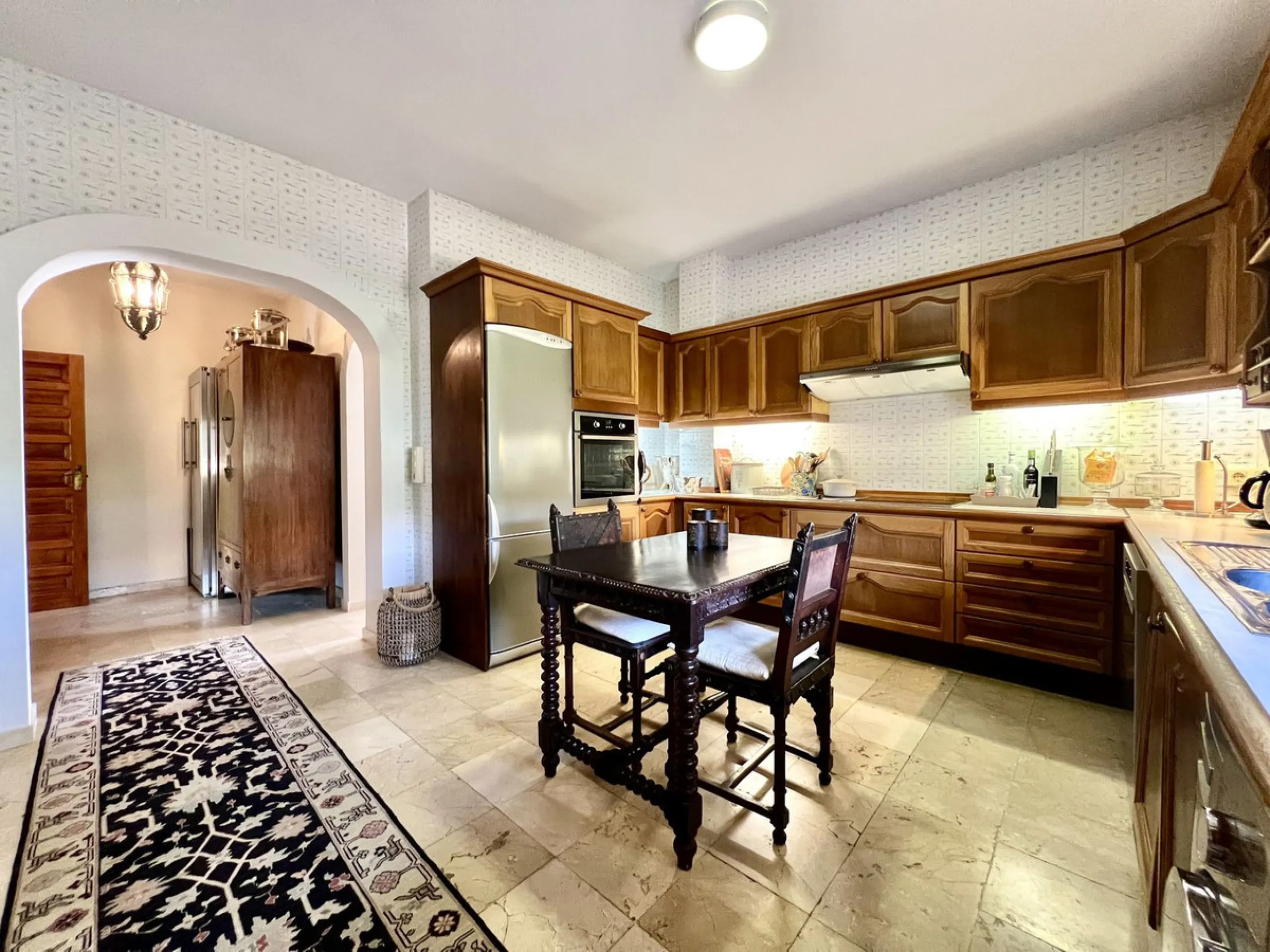 House - Detached Villa в продаже в Marbella, Málaga. В доме 4 спален и 3 ванных комнат. Площадь дома 450 м². Площадь участка 4444 м²