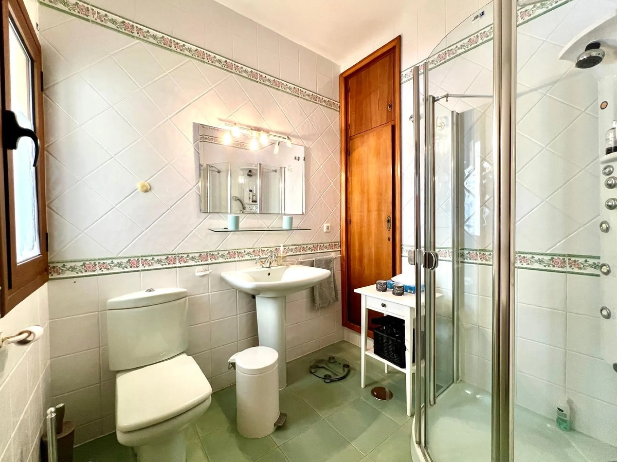 House - Detached Villa в продаже в Marbella, Málaga. В доме 4 спален и 3 ванных комнат. Площадь дома 450 м². Площадь участка 4444 м²