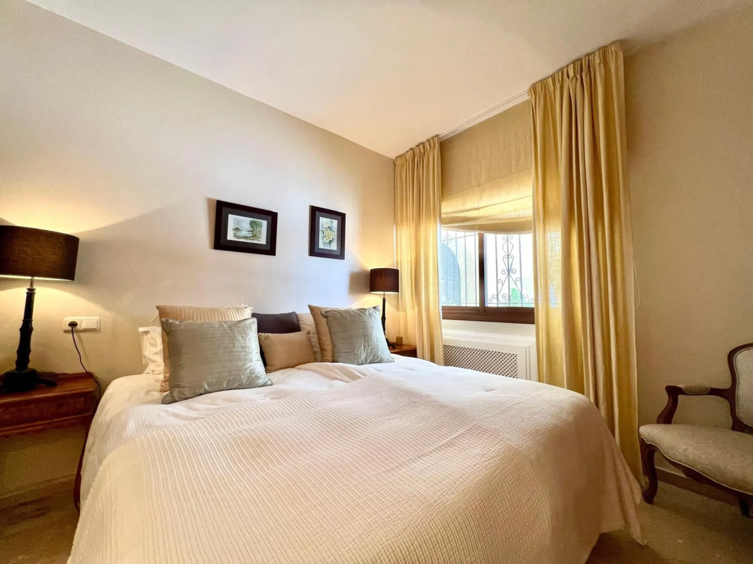 House - Detached Villa в продаже в Marbella, Málaga. В доме 4 спален и 3 ванных комнат. Площадь дома 450 м². Площадь участка 4444 м²